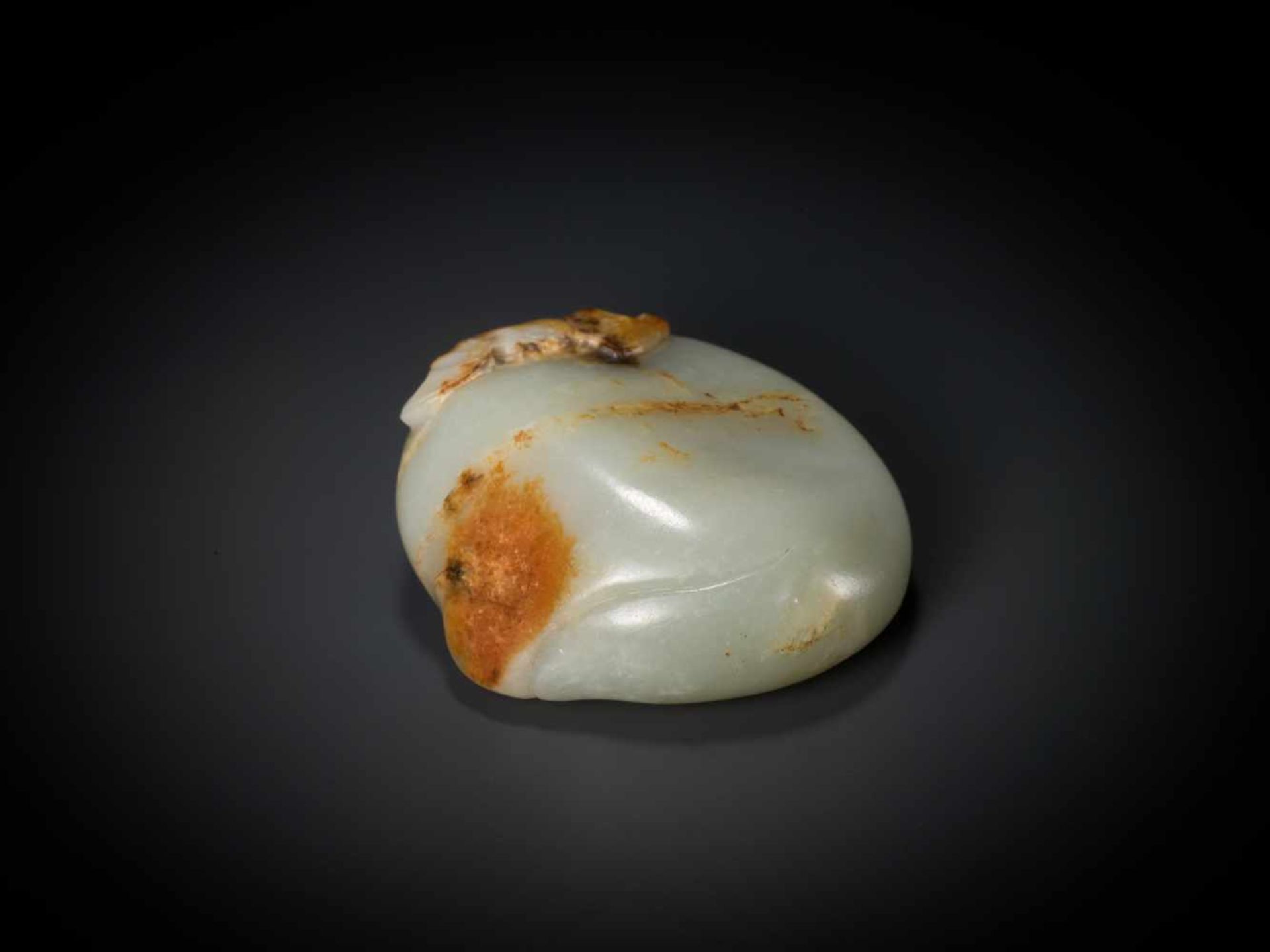 AN 18th CENTURY CELADON AND RUSSET JADE ‘PEACH AND BATS’ PEBBLE Light celadon color jade with russet - Bild 2 aus 6