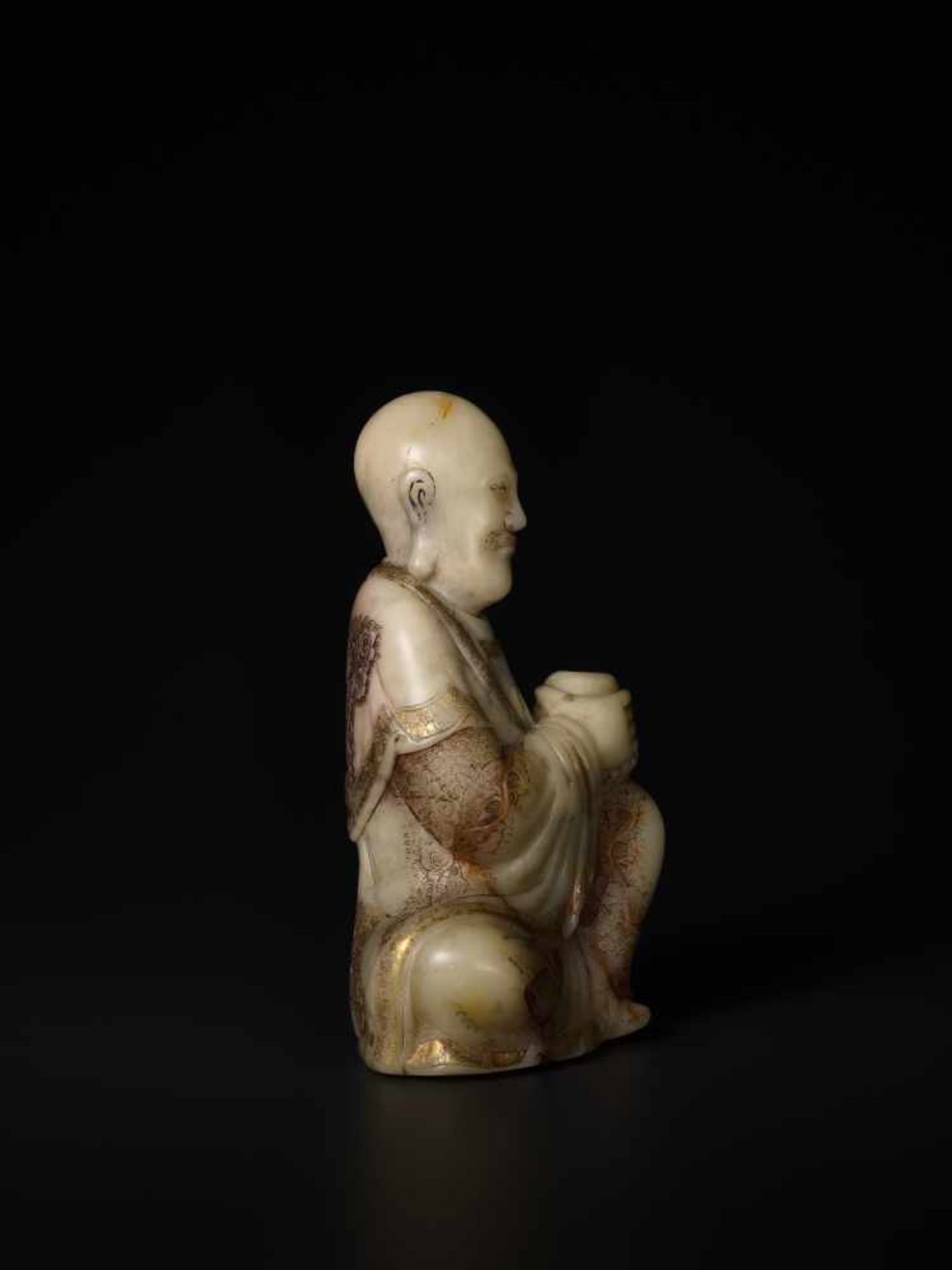 A FINE 17th / 18th CENTURY SOAPSTONE FIGURE OF A LUOHAN Soapstone of a creamy-beige color with - Image 4 of 7