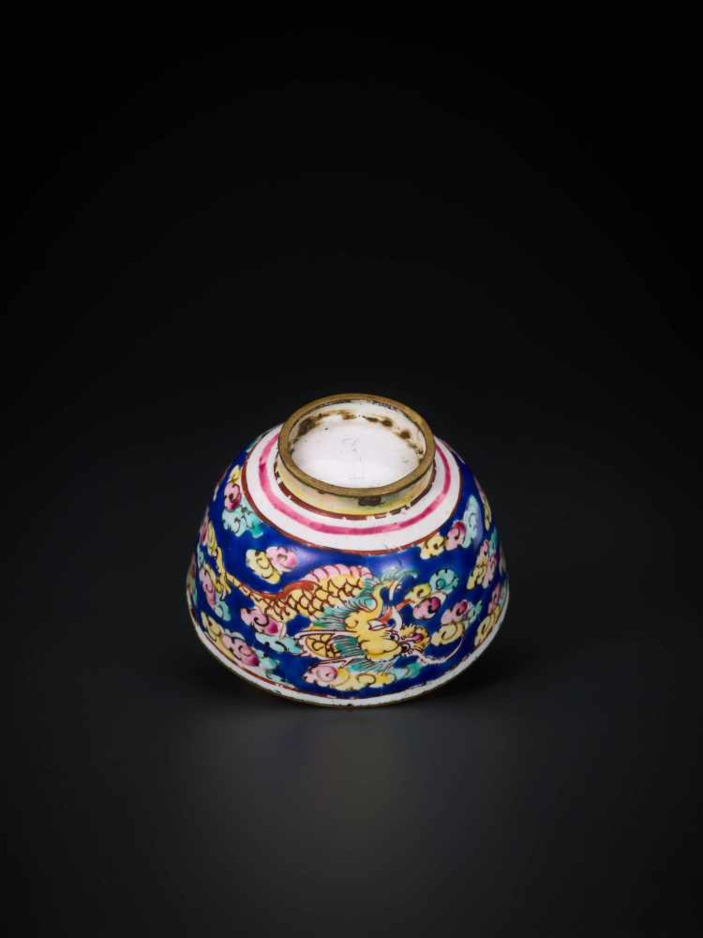 A QING DYNASTY CENTURY CANTON ENAMEL MINIATURE WINE CUP WITH DRAGON Enamel on bronze, multicolored - Image 6 of 6