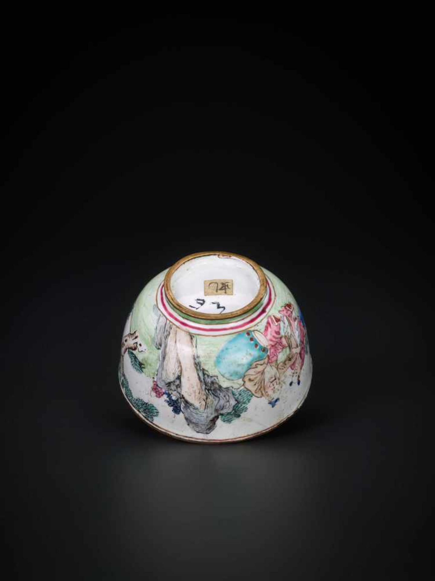 AN 18th CENTURY CANTON ENAMEL MINIATURE WINE CUP WITH SCHOLARS Enamel on bronze, multicolored - Image 7 of 7