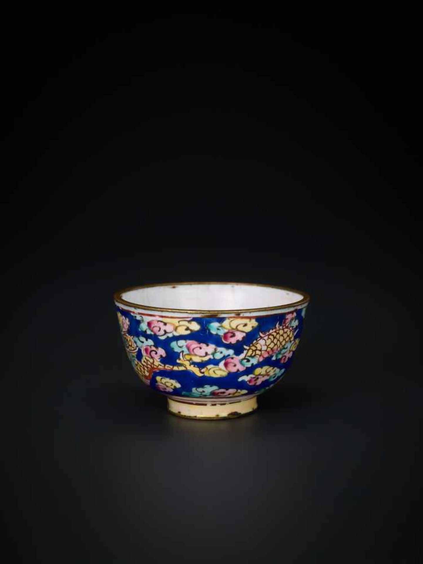 A QING DYNASTY CENTURY CANTON ENAMEL MINIATURE WINE CUP WITH DRAGON Enamel on bronze, multicolored - Image 2 of 6