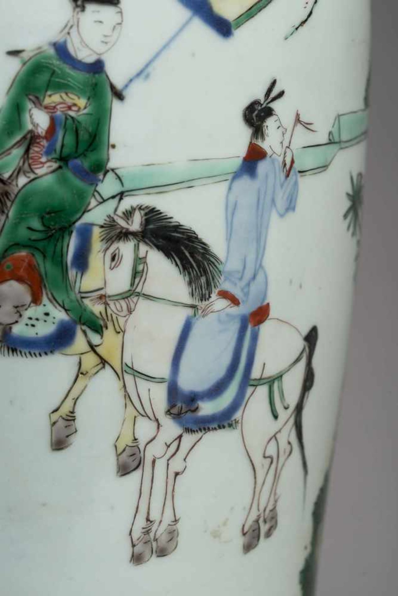 A LARGE TRANSITIONAL WUCAI BALUSTER VASE WITH PALACE SCENE, 17th CENTURY White glazed porcelain with - Image 8 of 9