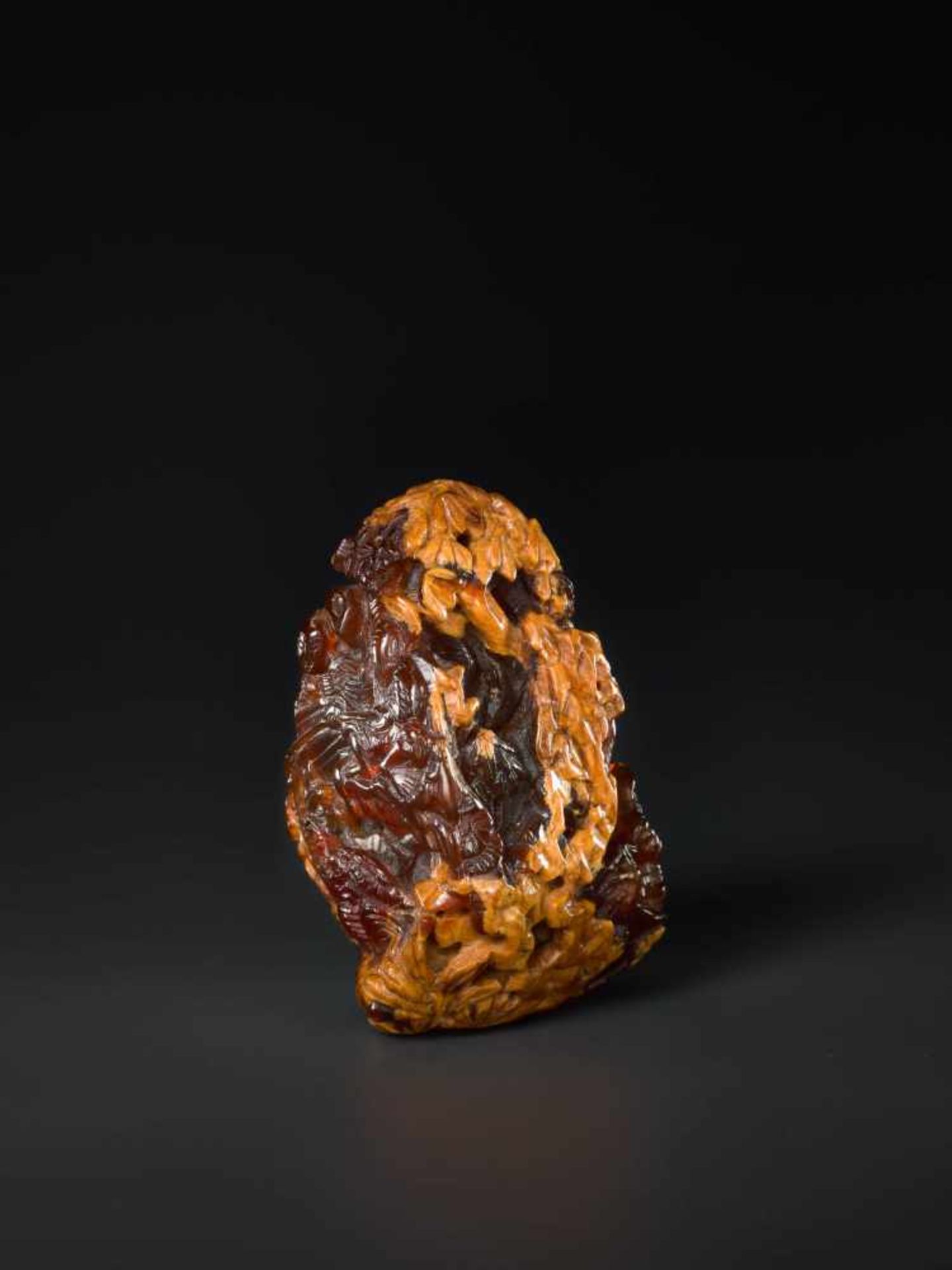 AN 18th CENTURY AMBER PEBBLE CARVING ‘VILLAGE LIFE’ Amber of deep red and caramel color, opaque - Image 4 of 8