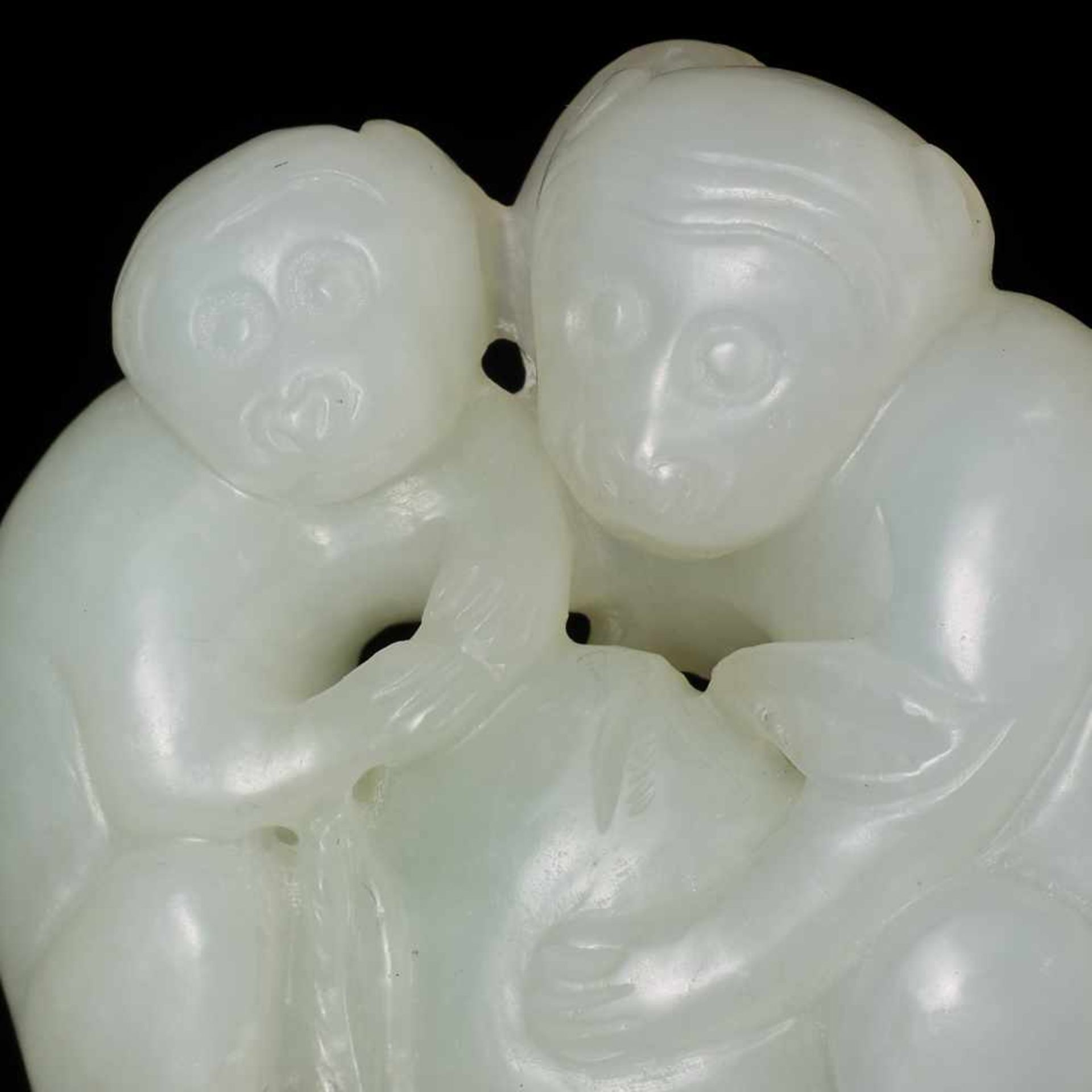 A QING DYNASTY WHITE JADE PENDANT OF TWO MONKEYS WITH PEACH White jade of translucent quality, - Image 6 of 7