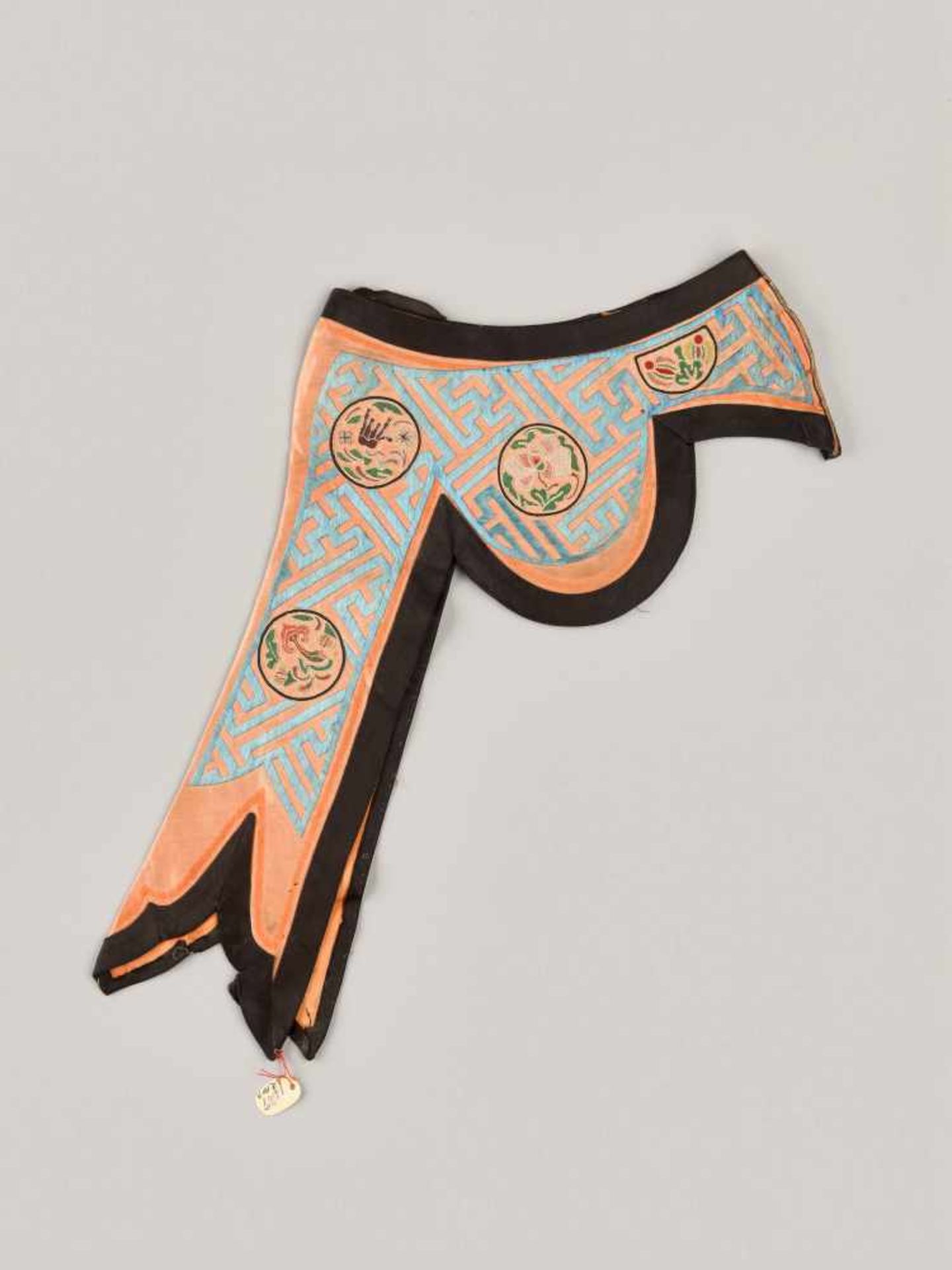 LOT WITH TWO PEKING KNOT EMBROIDERED COLLARS, 1900s Silk with multi-colored silk threads, plain - Image 5 of 9