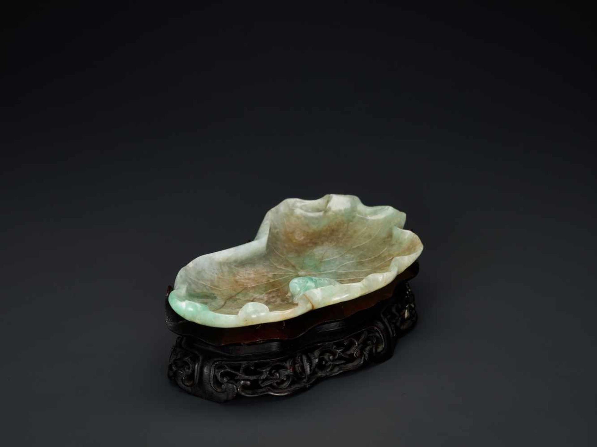 A GREEN AND RUSSET LOTUS-FORM JADEITE BRUSH WASHER WITH THREE-LEGGED TOAD, 1900s Jadeite in - Image 5 of 9