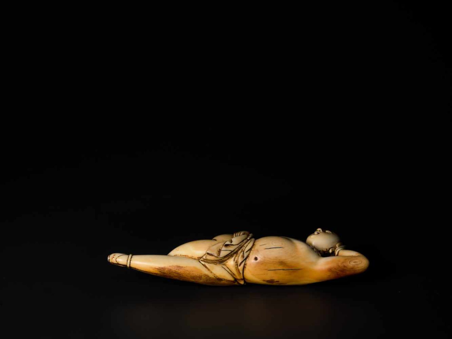 A CARVED 17th CENTURY IVORY FIGURE OF A RECLINING WOMAN Ivory, sparse remains of paintwork. Rosewood - Bild 5 aus 7