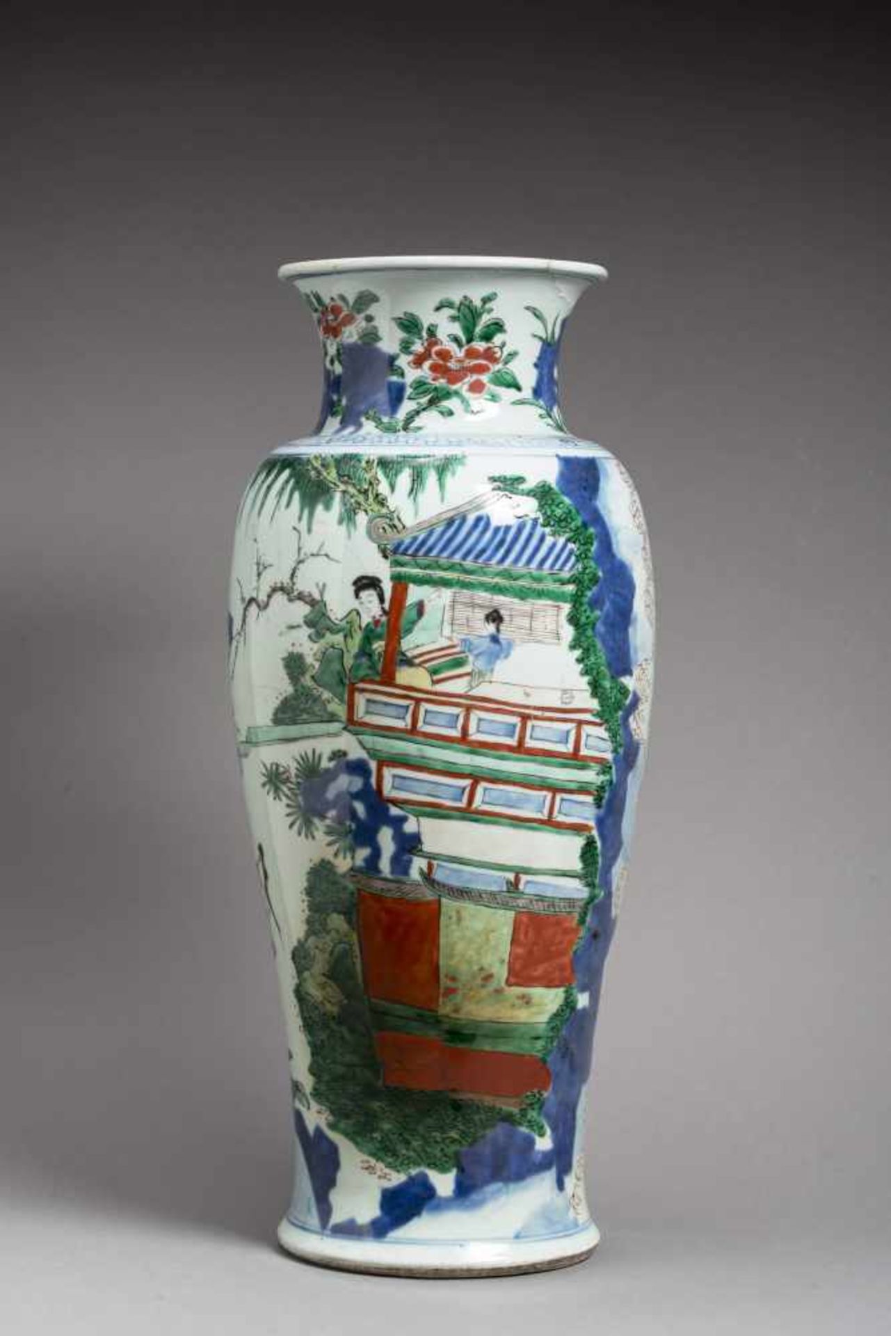 A LARGE TRANSITIONAL WUCAI BALUSTER VASE WITH PALACE SCENE, 17th CENTURY White glazed porcelain with - Image 4 of 9