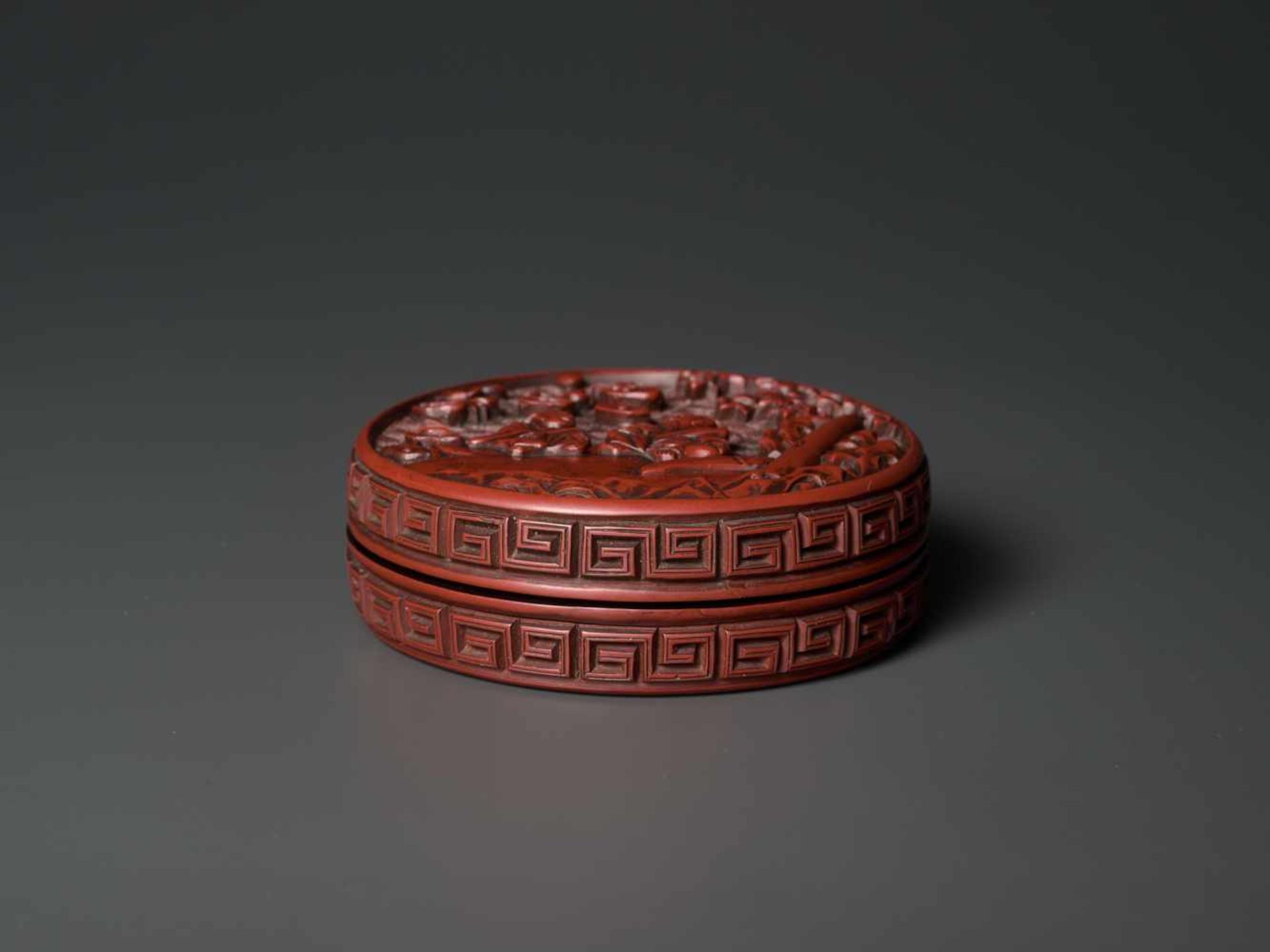 A CINNABAR LACQUER ‘MUSICIANS’ BOX AND COVER, MING DYNASTY, 16TH CENTURY Carved cinnabar lacquer - Image 2 of 6