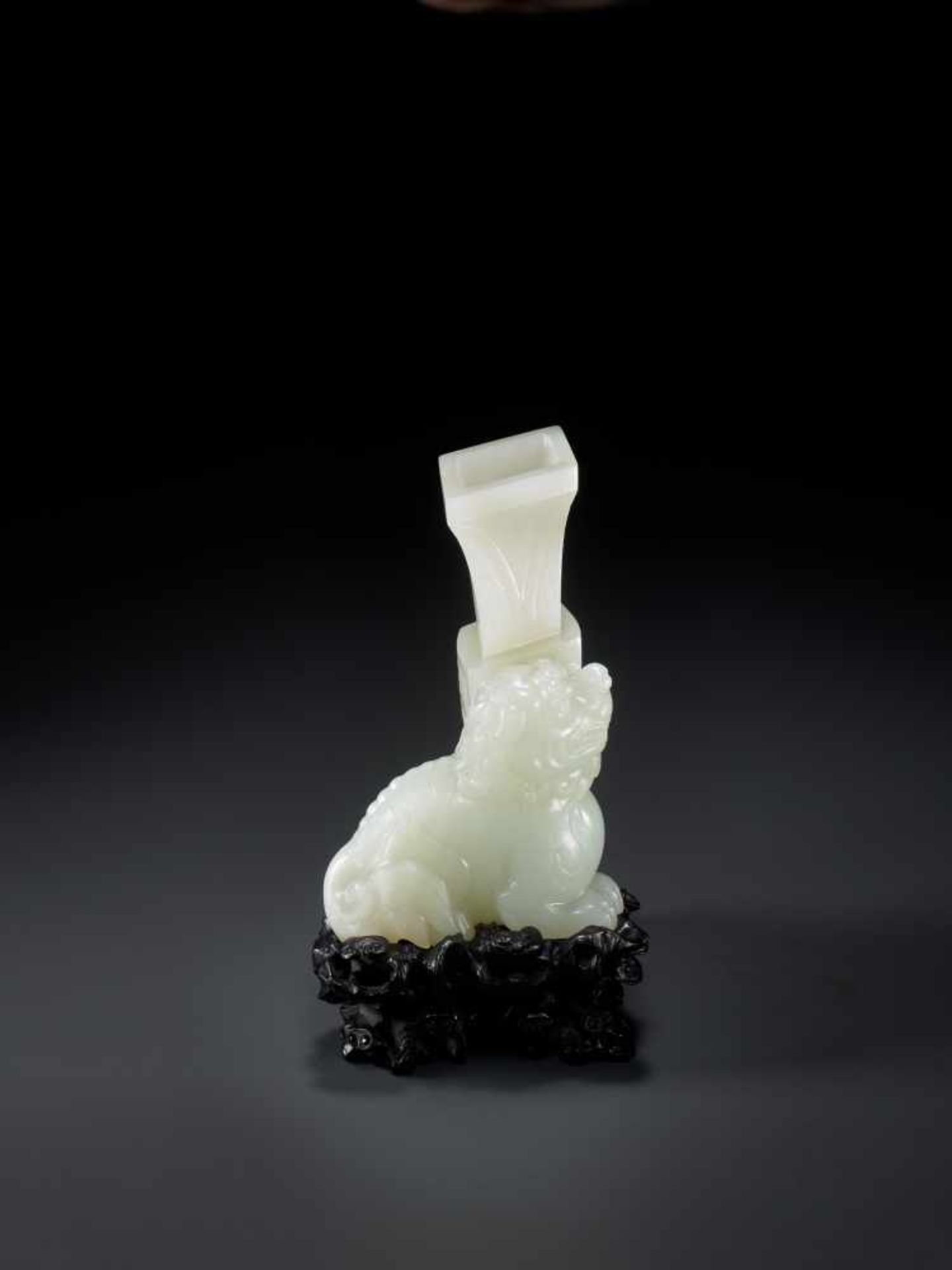 AN IMPORTANT MUTTON FAT WHITE JADE ‘LION’ FANGGU VASE, QIANLONG PERIOD White mutton fat jade, - Image 5 of 19