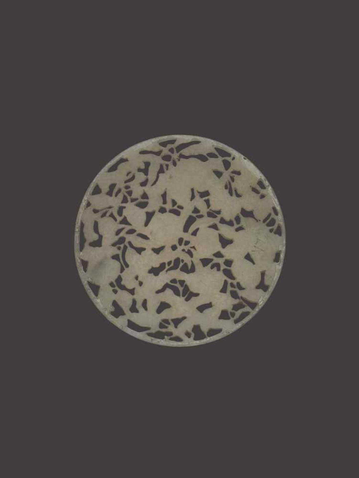 A RETICULATED CELADON JADE PLAQUE, QING DYNASTY Celadon jade of even color with sparse dark grey - Bild 2 aus 3