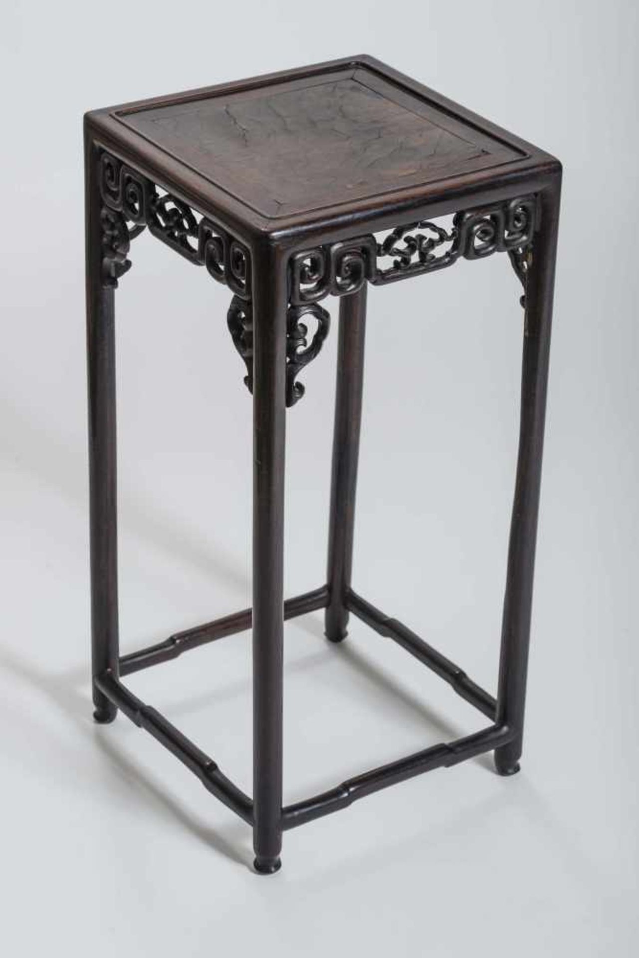 A RECTANGULAR WOODEN FLOWER STAND, QING DYNASTY Made of several jointed pieces of darker hardwood, - Bild 2 aus 5