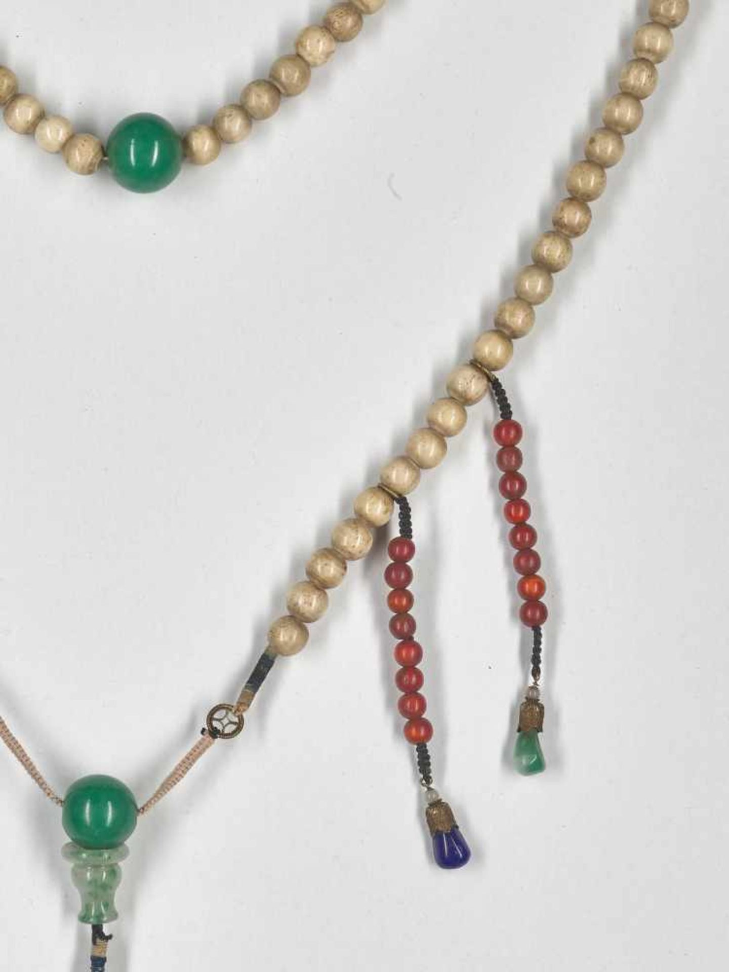 A GLASS AND ANTLER BEAD COURT NECKLACE, QING DYNASTY Beads of carved and partially stained antler - Image 3 of 5