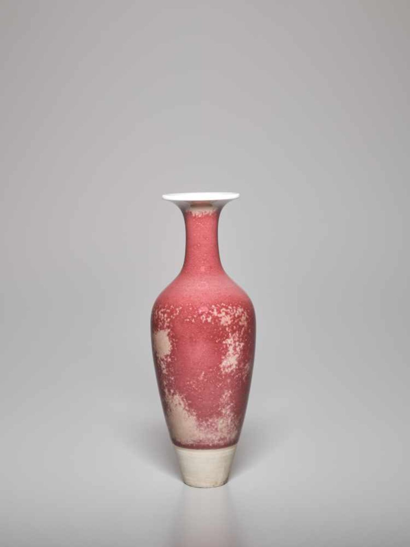 A KANGXI PERIOD PEACHBLOOM LIUYEPING ‘GUANYIN’ VASE Porcelain with white and peach bloom glaze - Image 3 of 8