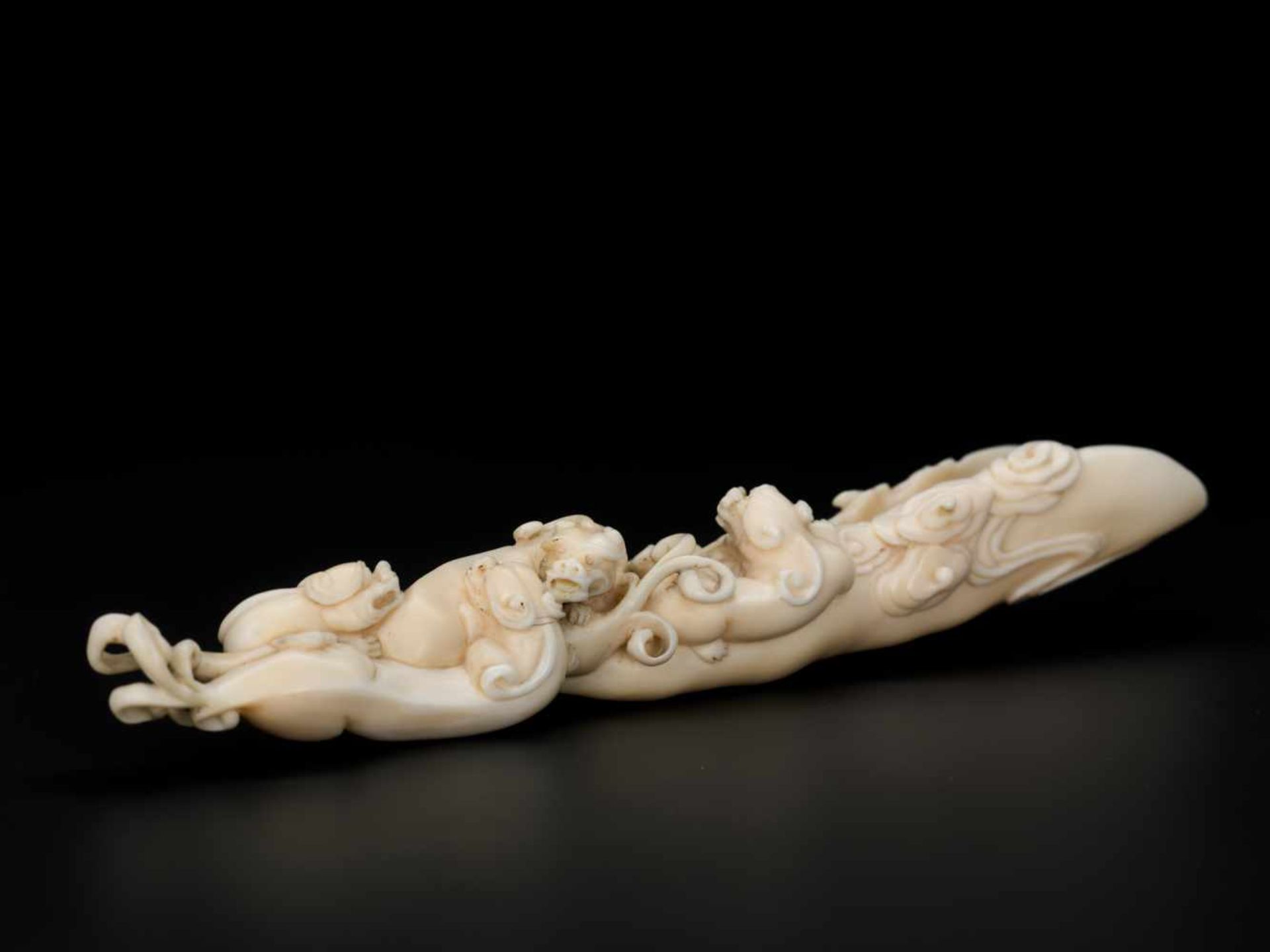 AN 18TH CENTURY IVORY RAFT-FORM POURING VESSEL WITH CHILONG Ivory China, 18th centuryThis masterly - Bild 6 aus 9