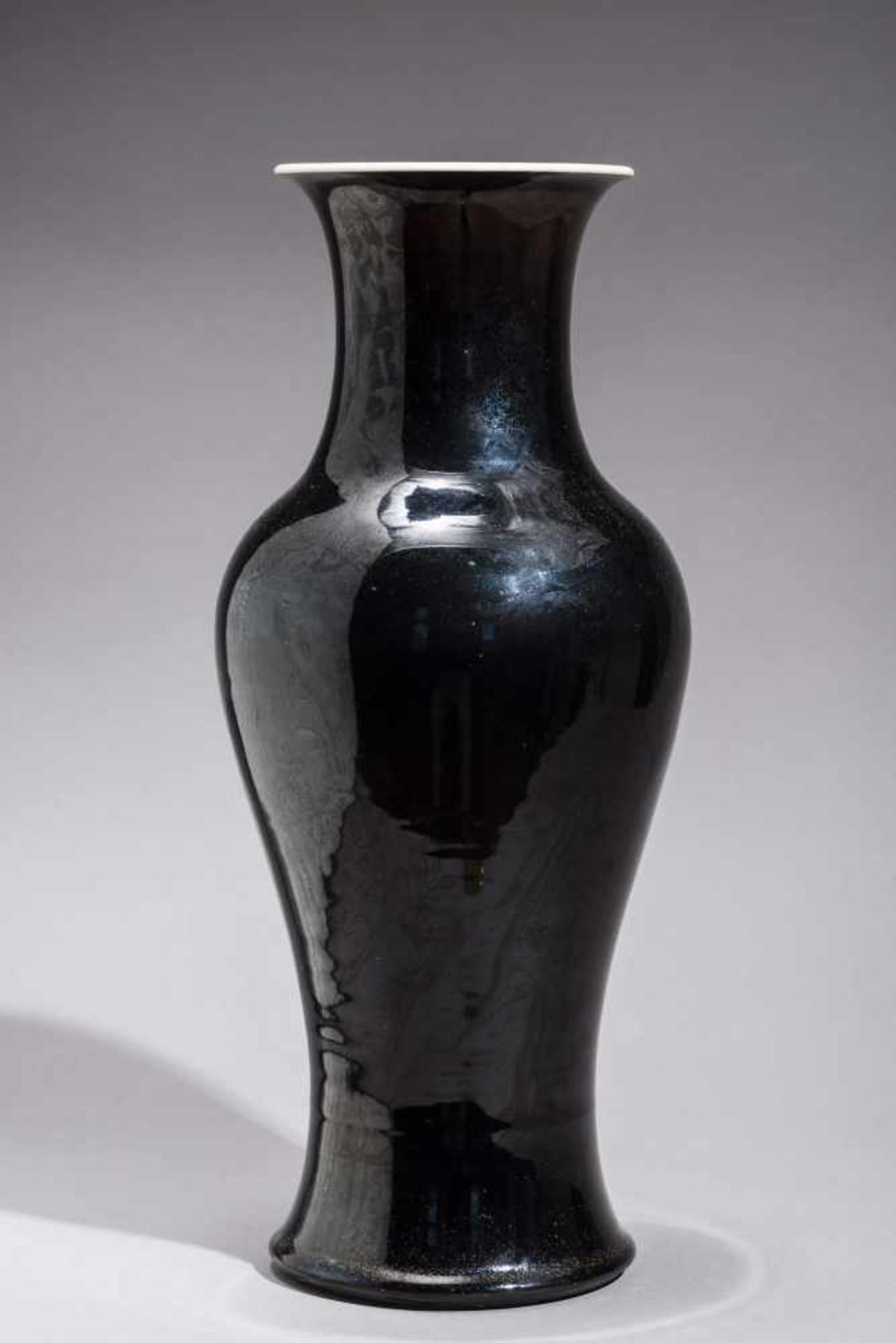 A MIRROR BLACK ‘YEN YEN’ BALUSTER VASE WITH ‘SECRET DECORATION’, KANGXI MARK Porcelain with white - Image 2 of 5