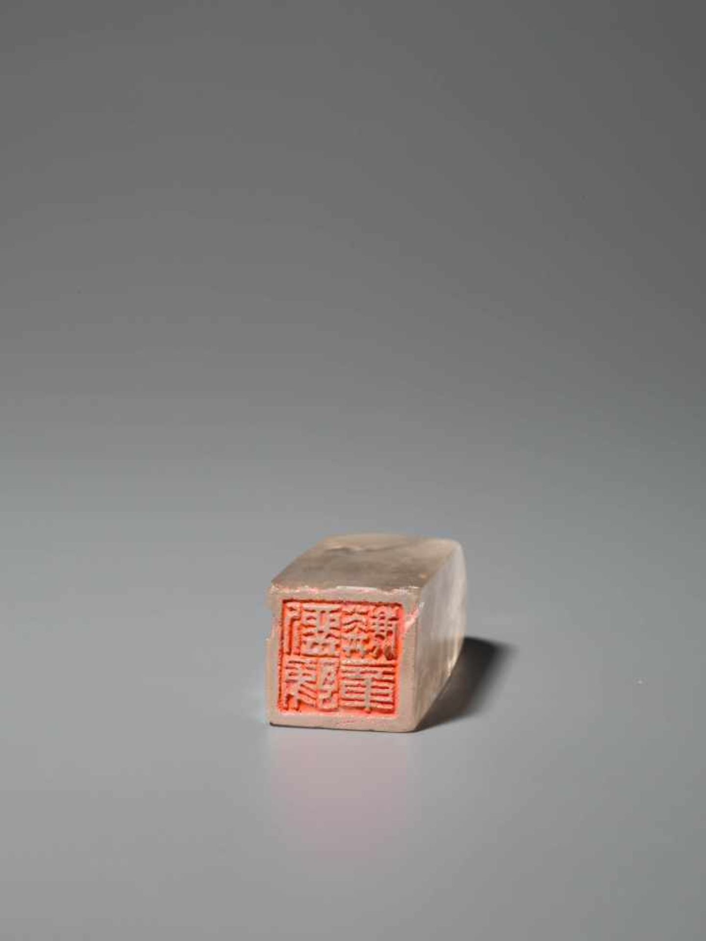 A QING DYNASTY ROCK CRYSTAL LITERATI SEAL IN STYLIZED MOUNTAIN SHAPE Transparent rock crystal with - Image 2 of 5