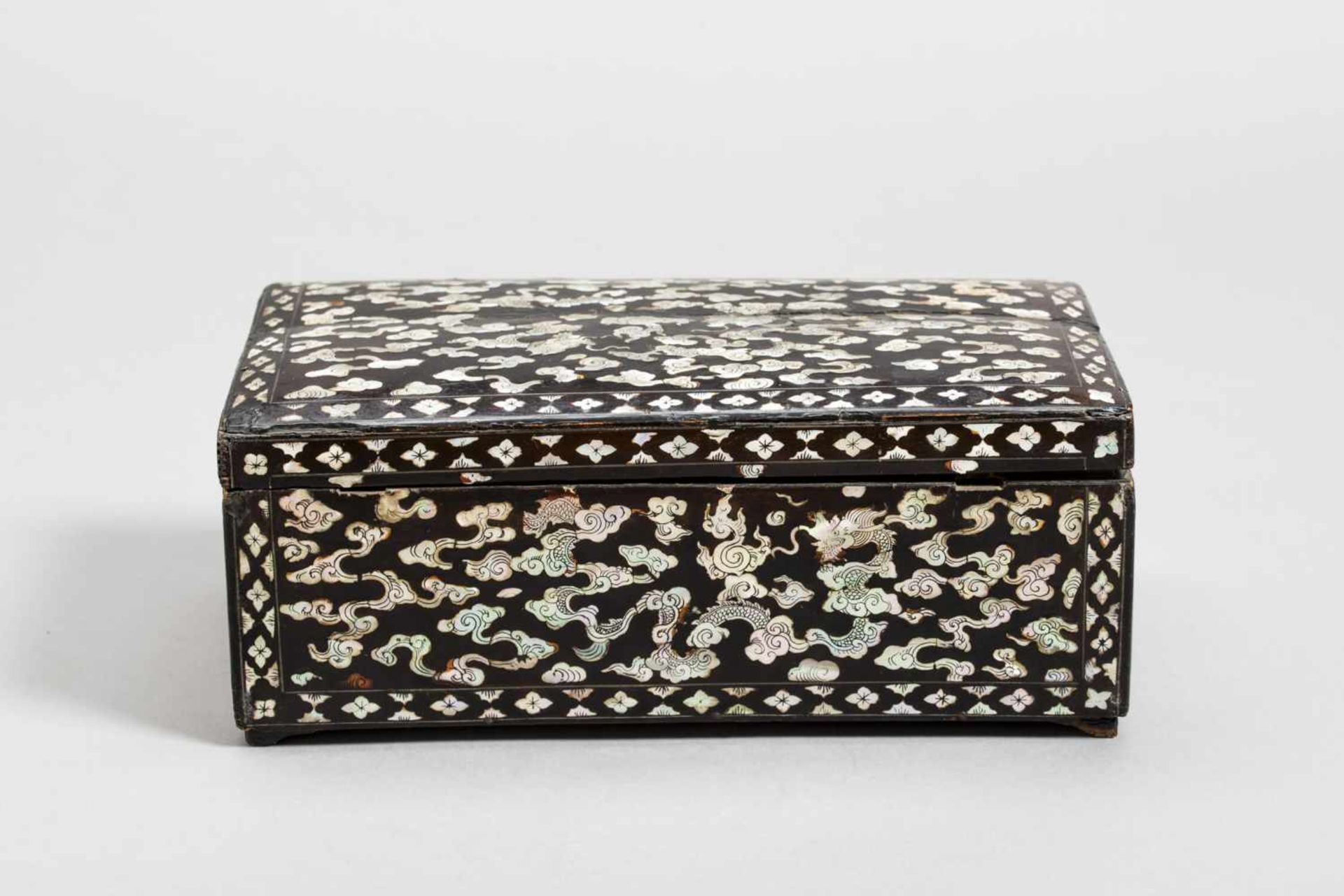 A RARE JOSEON STATIONARY BOX WITH INLAID DRAGONS, 15th – 16th CENTURY Lacquered wood with mother - Bild 5 aus 10