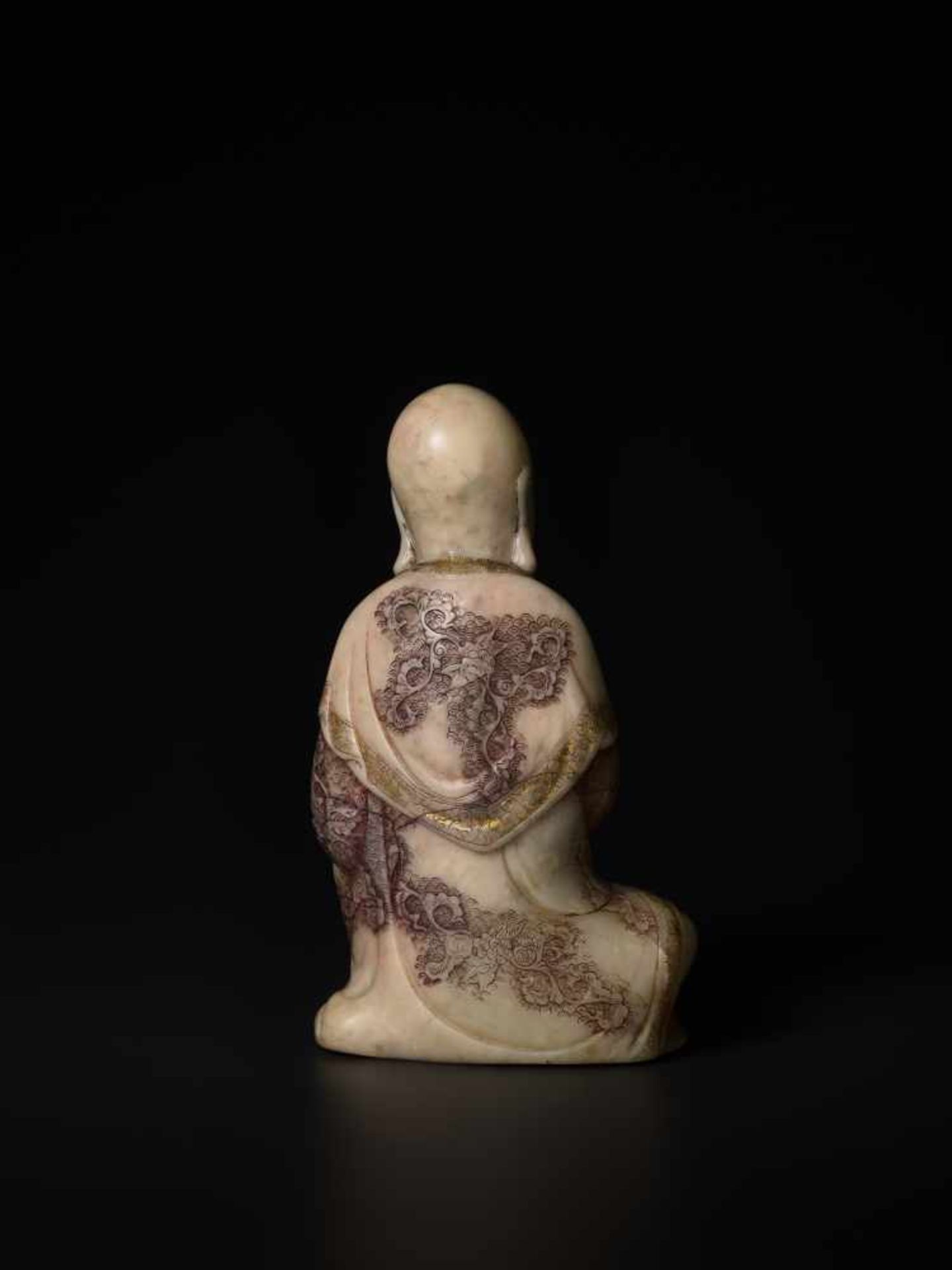 A FINE 17th / 18th CENTURY SOAPSTONE FIGURE OF A LUOHAN Soapstone of a creamy-beige color with - Image 5 of 7