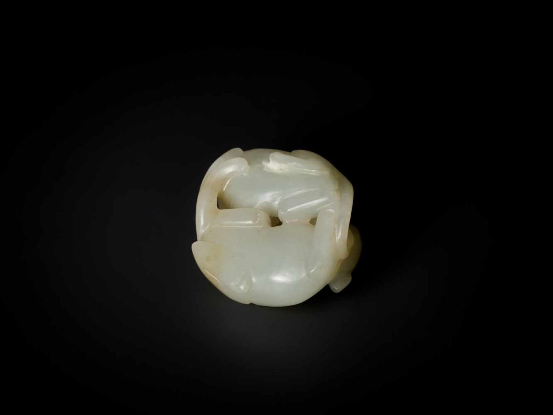 A QING DYNASTY PALE CELADON JADE CARVING OF TWO CATS Light celadon jade with ochre and milky white - Bild 5 aus 6