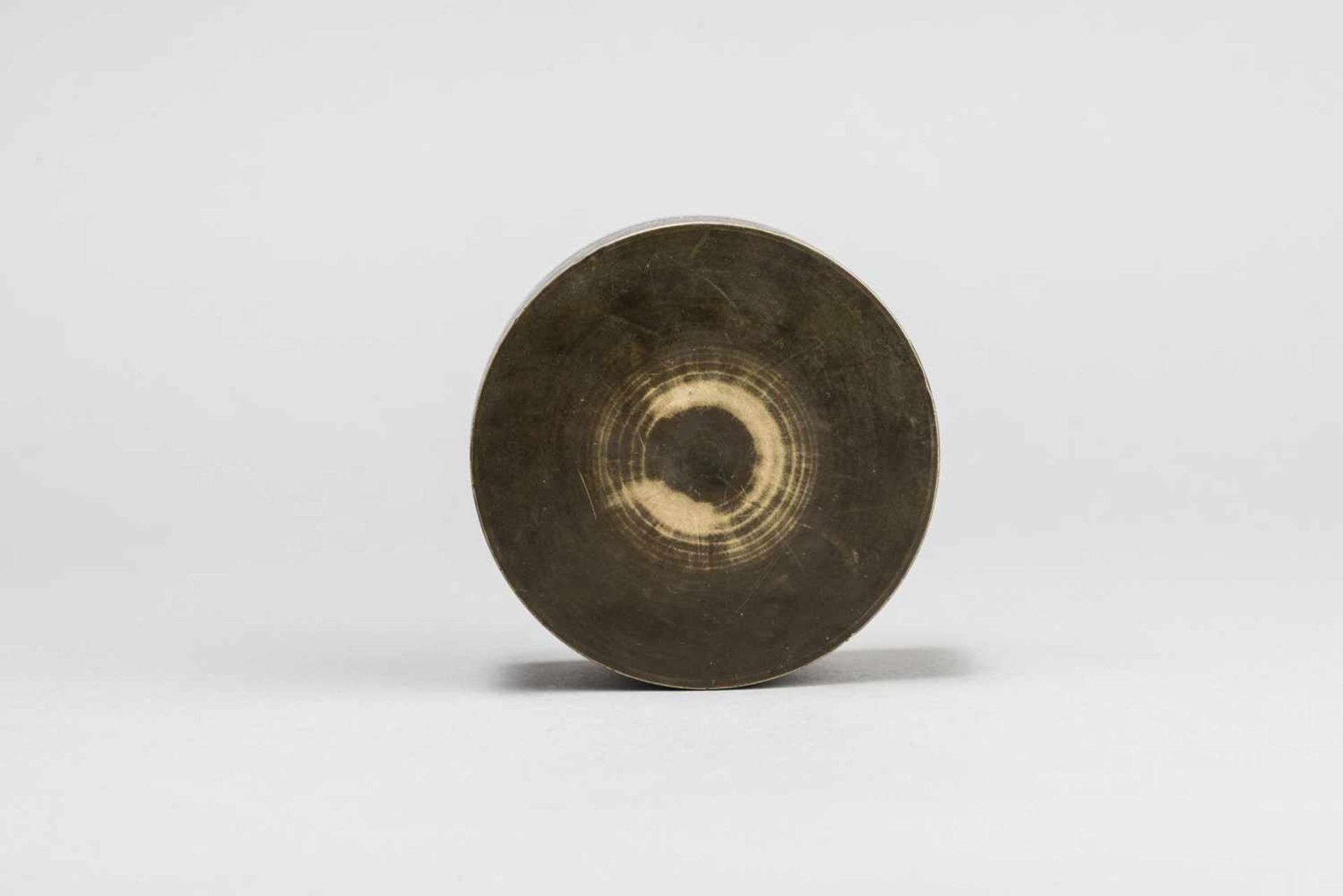A 16th – 17th CENTURY ARABIC-INSCRIBED BRONZE INCENSE BOX AND COVER Bronze China, 16th / 17th - Bild 5 aus 7