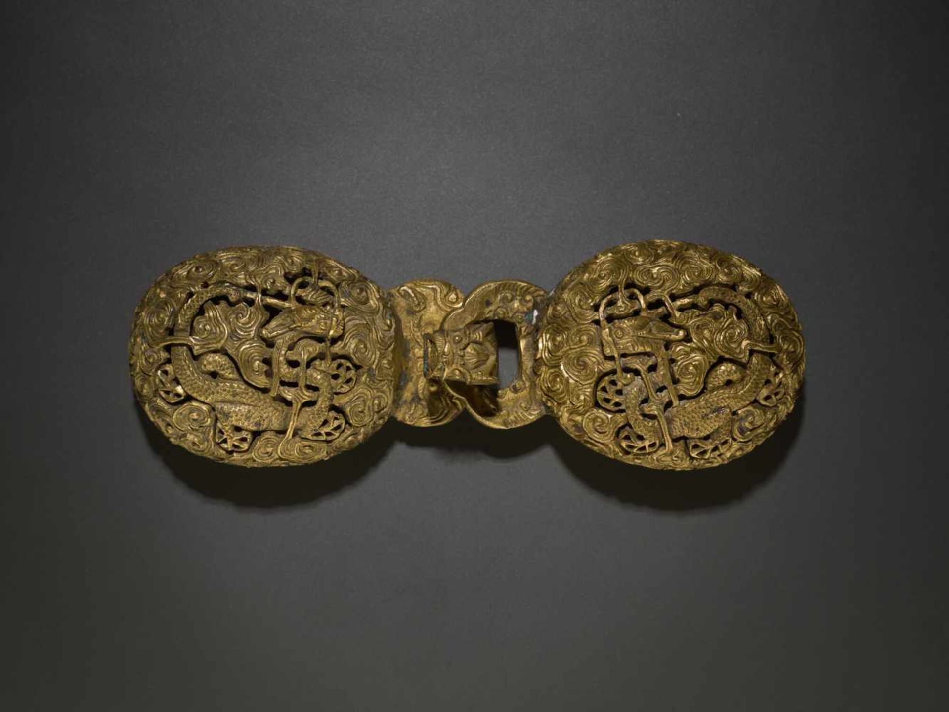 A RETICULATED BRONZE ‘DRAGON’ BELT BUCKLE, QING DYNASTY, 18TH CENTURY Bronze with original - Bild 2 aus 5