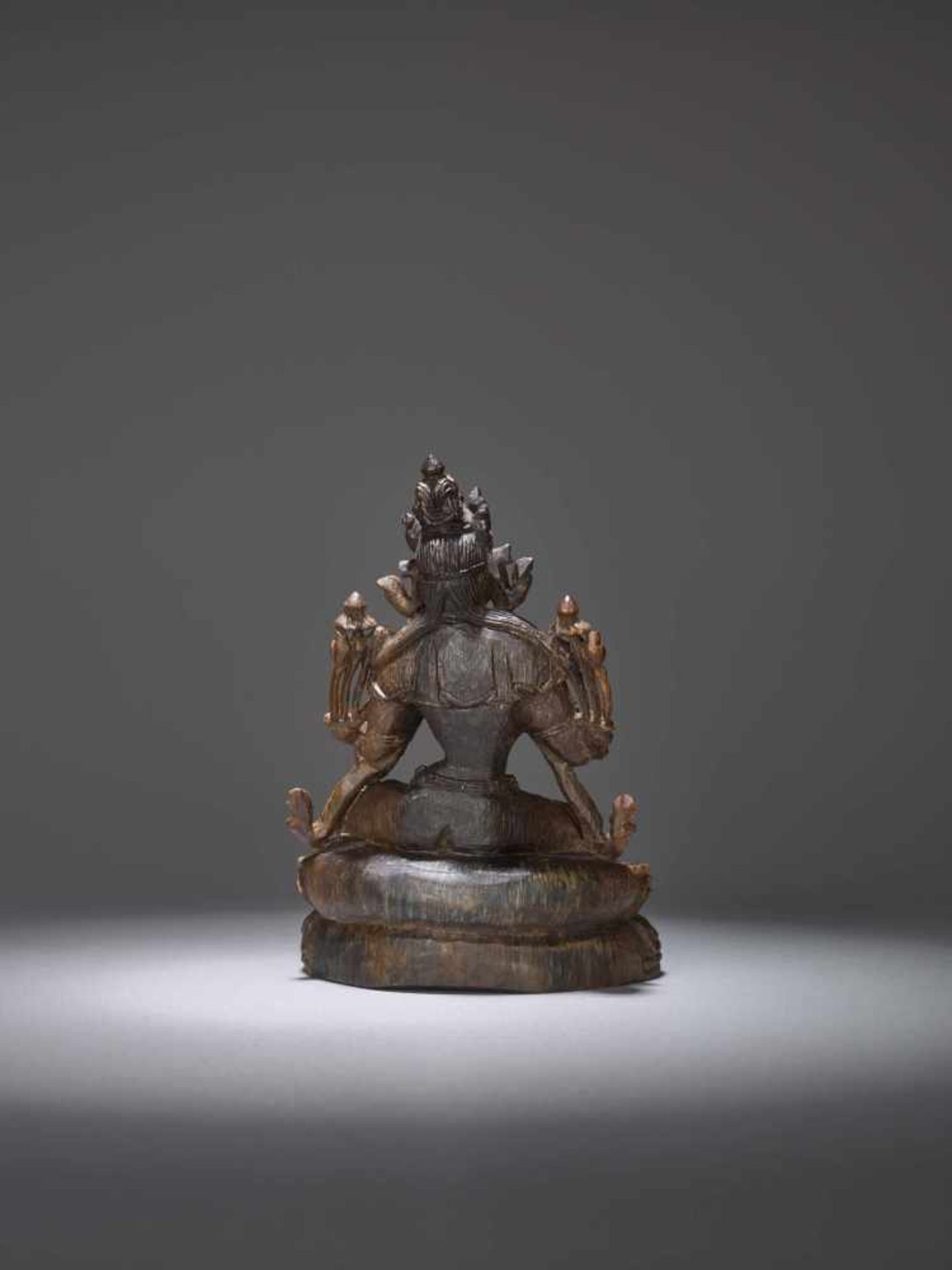 AN EXTREMELY RARE 17th CENTURY RHINOCEROS HORN CARVING OF A GREEN TARA This lot is published and - Bild 5 aus 8