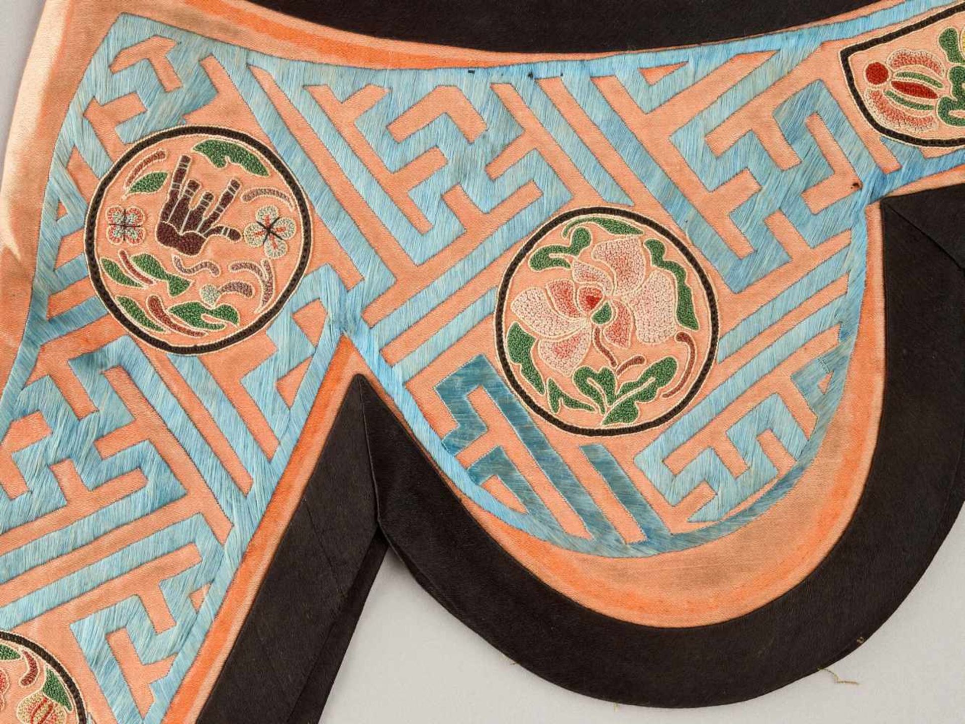 LOT WITH TWO PEKING KNOT EMBROIDERED COLLARS, 1900s Silk with multi-colored silk threads, plain - Image 4 of 9