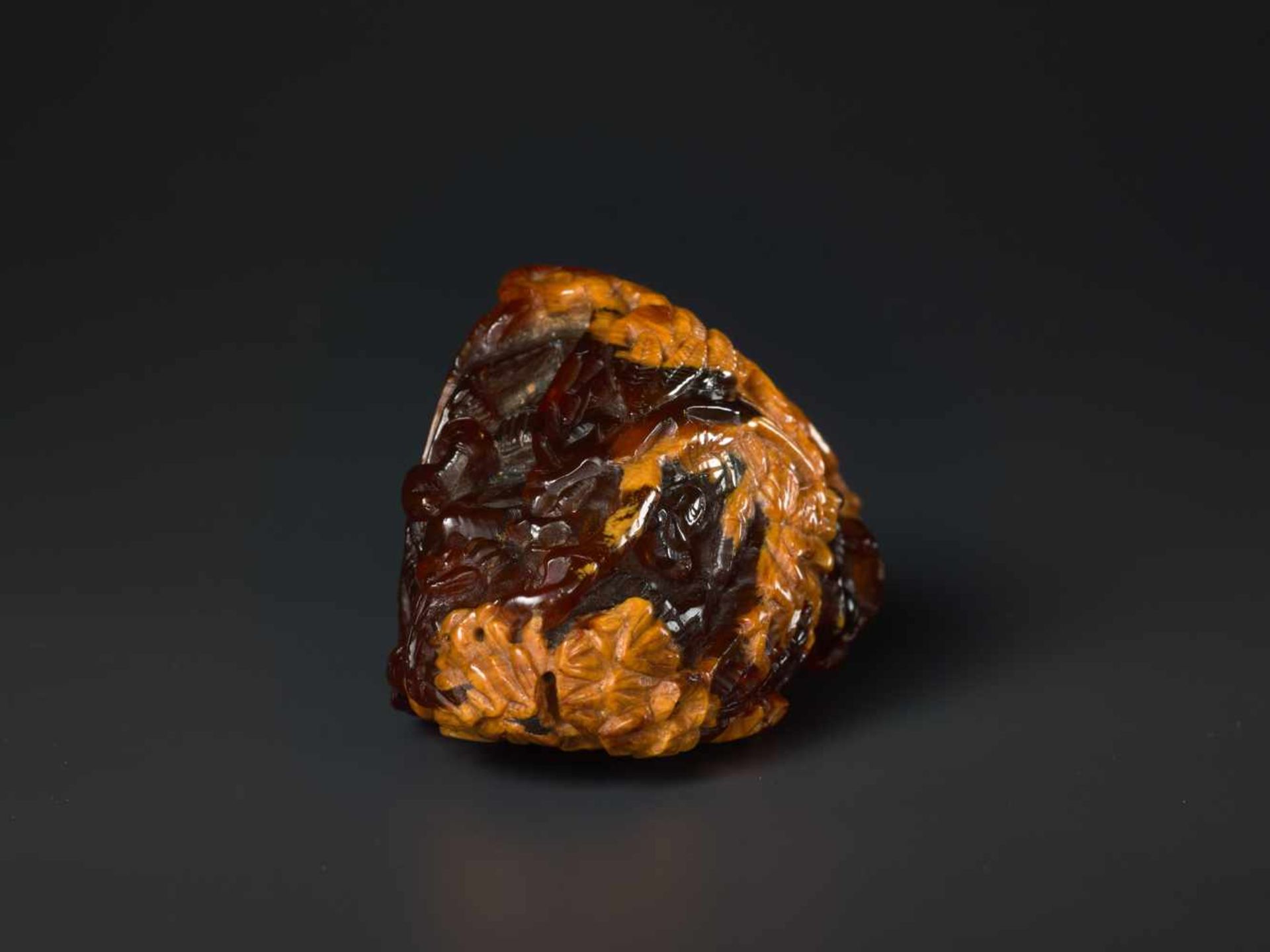 AN 18th CENTURY AMBER PEBBLE CARVING ‘VILLAGE LIFE’ Amber of deep red and caramel color, opaque - Image 7 of 8