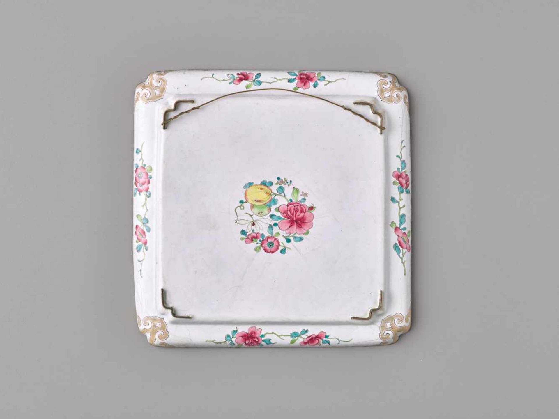 A FAMILLE ROSE ‘WEIQI PLAYERS’ CANTON ENAMEL TRAY, QING DYNASTY, 18TH CENTURY Multicolored enamels - Bild 3 aus 5