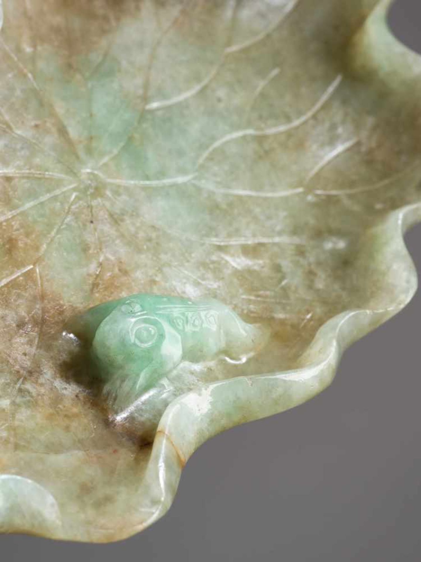 A GREEN AND RUSSET LOTUS-FORM JADEITE BRUSH WASHER WITH THREE-LEGGED TOAD, 1900s Jadeite in - Image 7 of 9