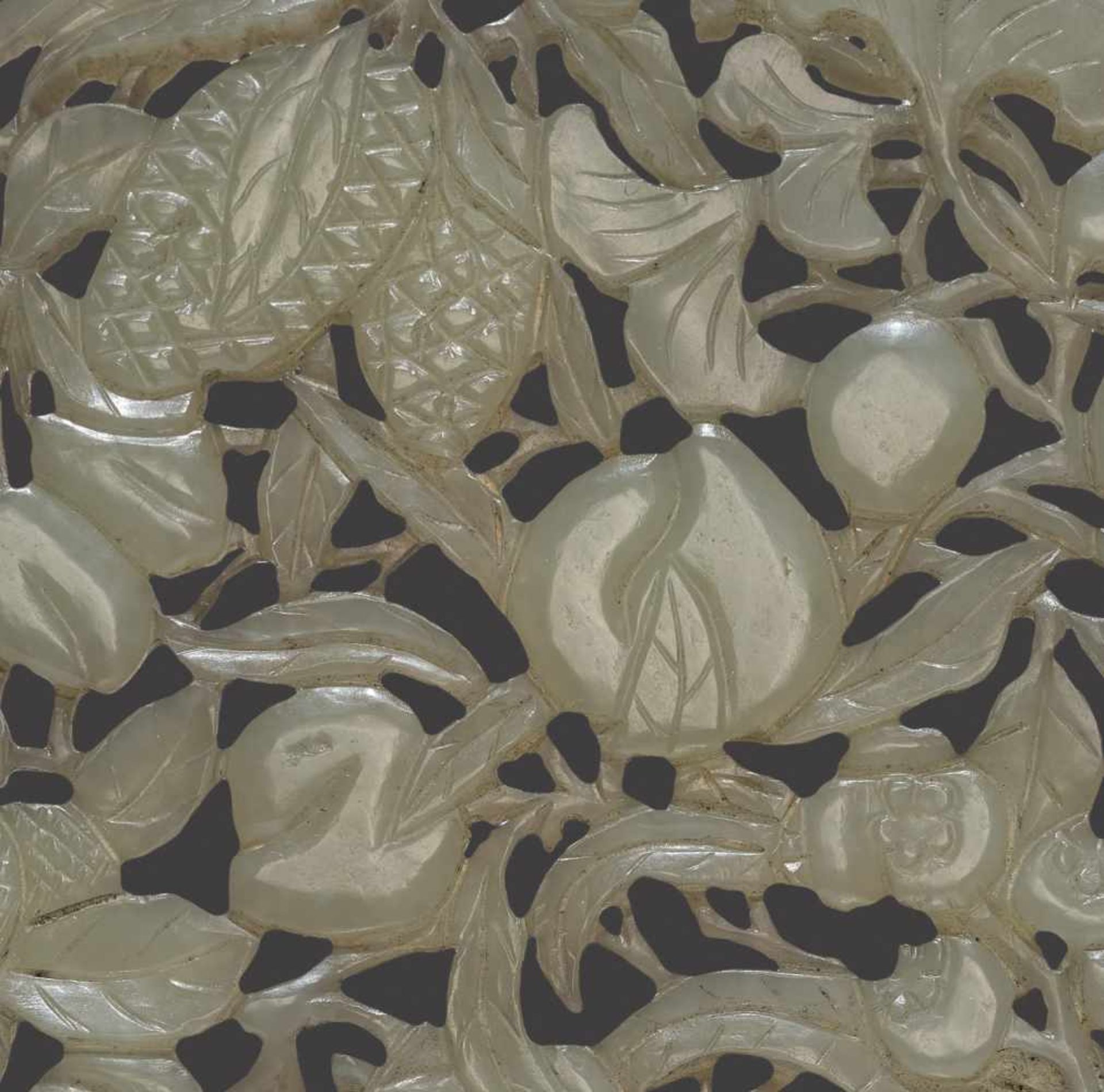 A RETICULATED CELADON JADE PLAQUE, QING DYNASTY Celadon jade of even color with sparse dark grey - Bild 3 aus 3