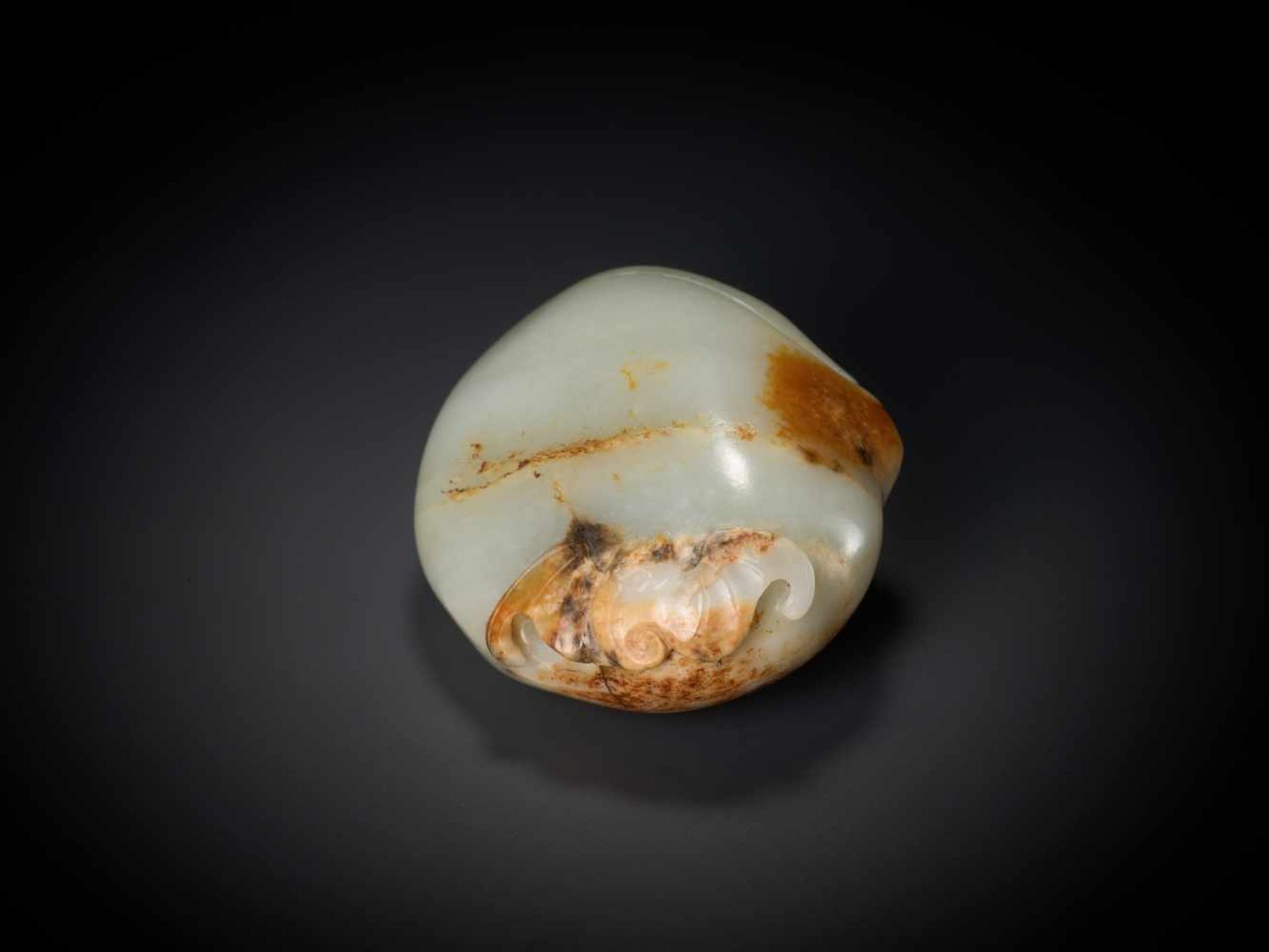 AN 18th CENTURY CELADON AND RUSSET JADE ‘PEACH AND BATS’ PEBBLE Light celadon color jade with russet - Bild 5 aus 6