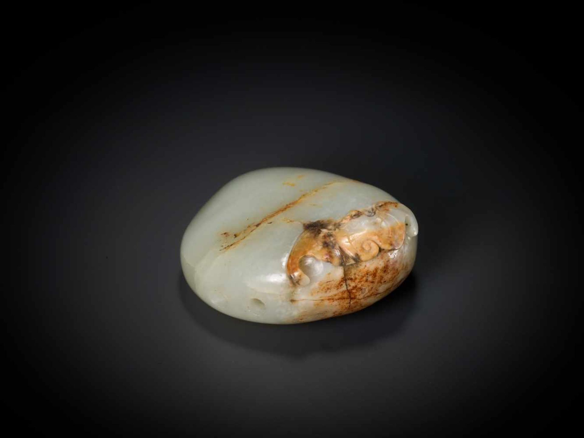 AN 18th CENTURY CELADON AND RUSSET JADE ‘PEACH AND BATS’ PEBBLE Light celadon color jade with russet - Bild 3 aus 6