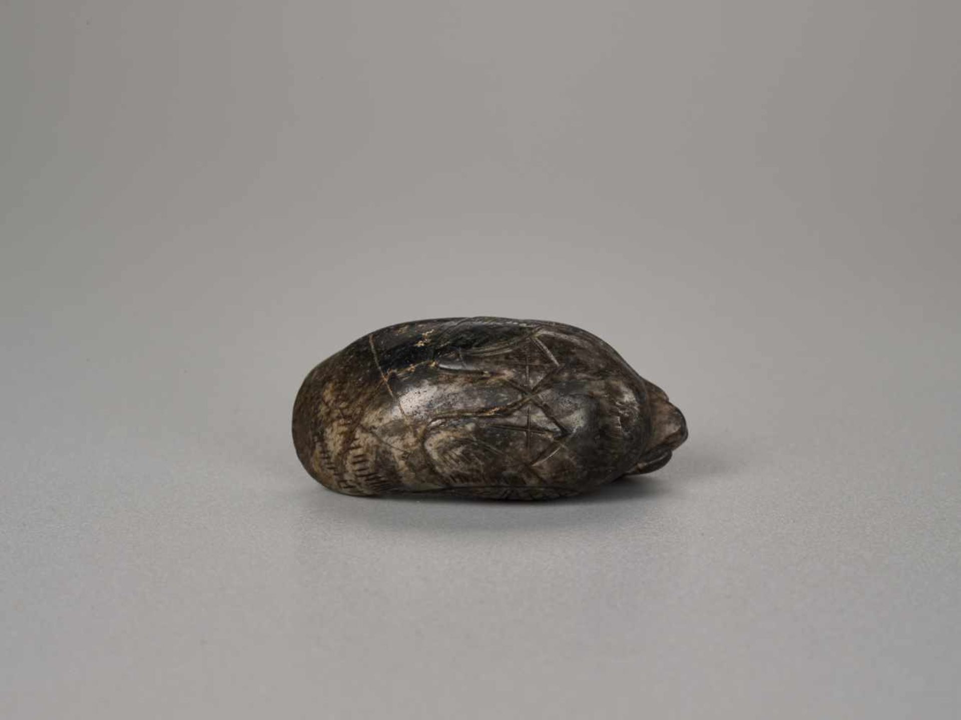 A YUAN / MING DYNASTY MOTTLED JADE TOGGLE OF A MANDARIN DUCK Brown and black mottled jade, smooth - Image 5 of 7