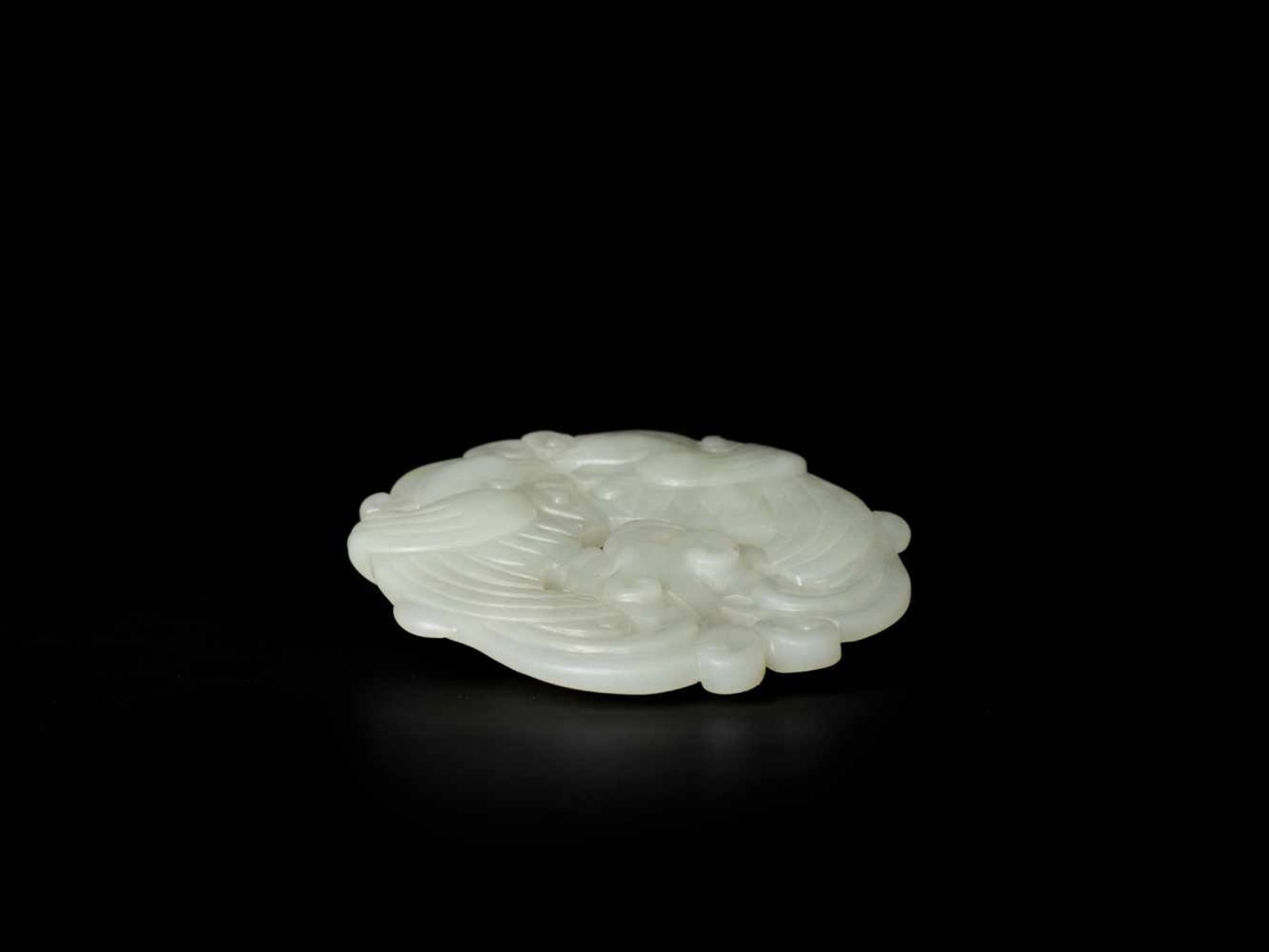 A WHITE JADE QING DYNASTY ‘DOUBLE PHOENIX’ PENDANT White color jade of an even tone, smooth - Bild 4 aus 5