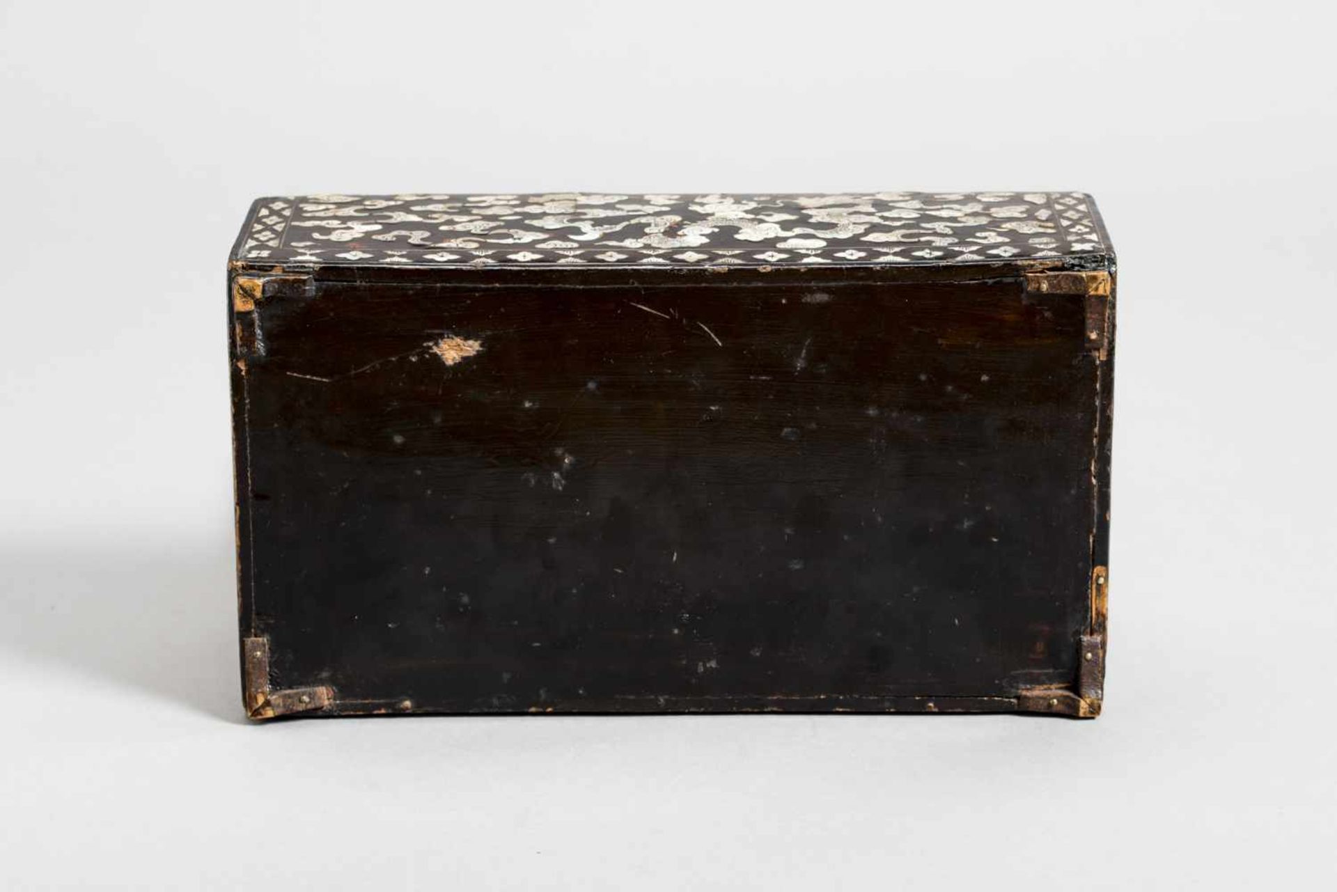 A RARE JOSEON STATIONARY BOX WITH INLAID DRAGONS, 15th – 16th CENTURY Lacquered wood with mother - Bild 7 aus 10