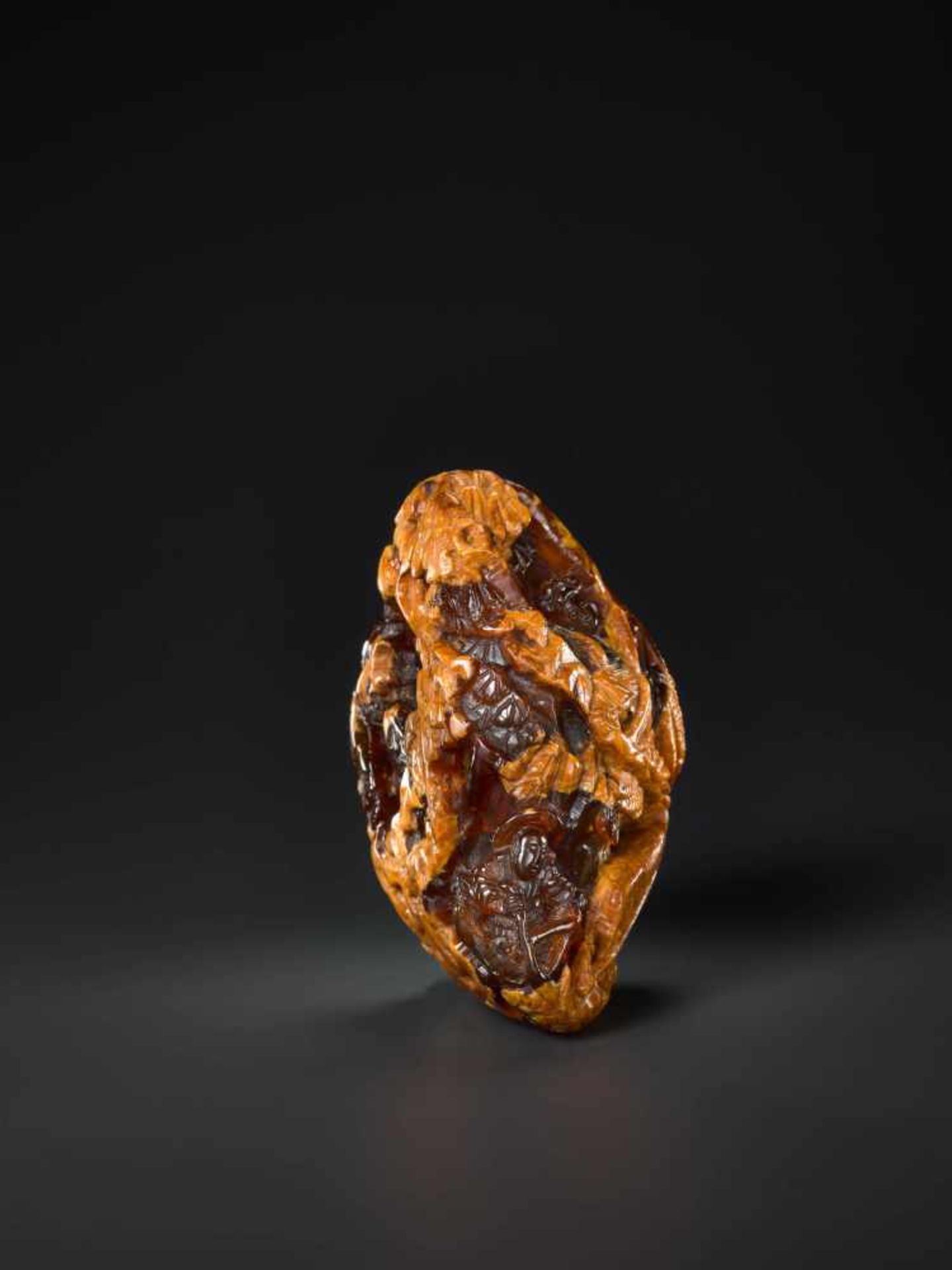 AN 18th CENTURY AMBER PEBBLE CARVING ‘VILLAGE LIFE’ Amber of deep red and caramel color, opaque - Image 3 of 8