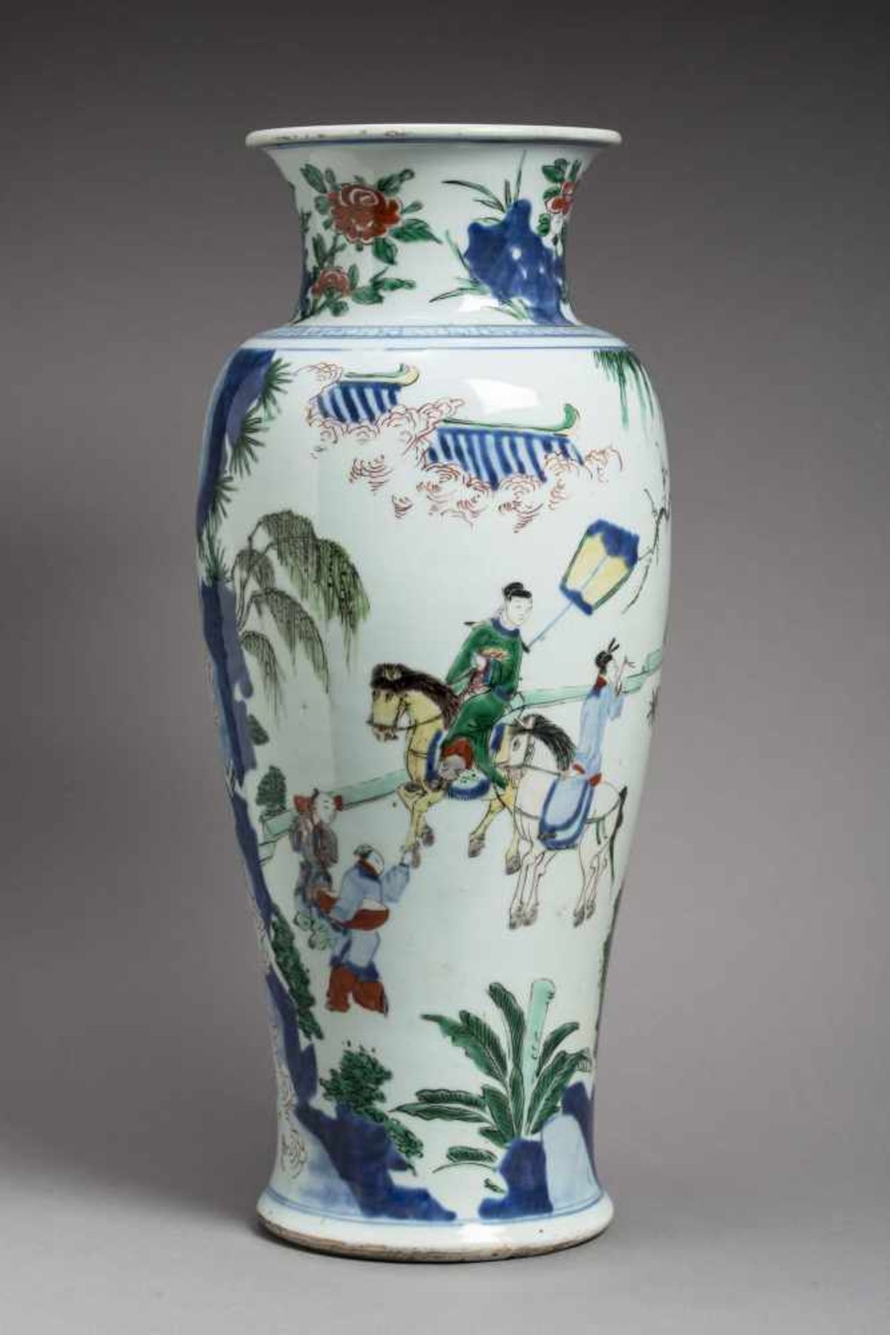 A LARGE TRANSITIONAL WUCAI BALUSTER VASE WITH PALACE SCENE, 17th CENTURY White glazed porcelain with - Image 5 of 9