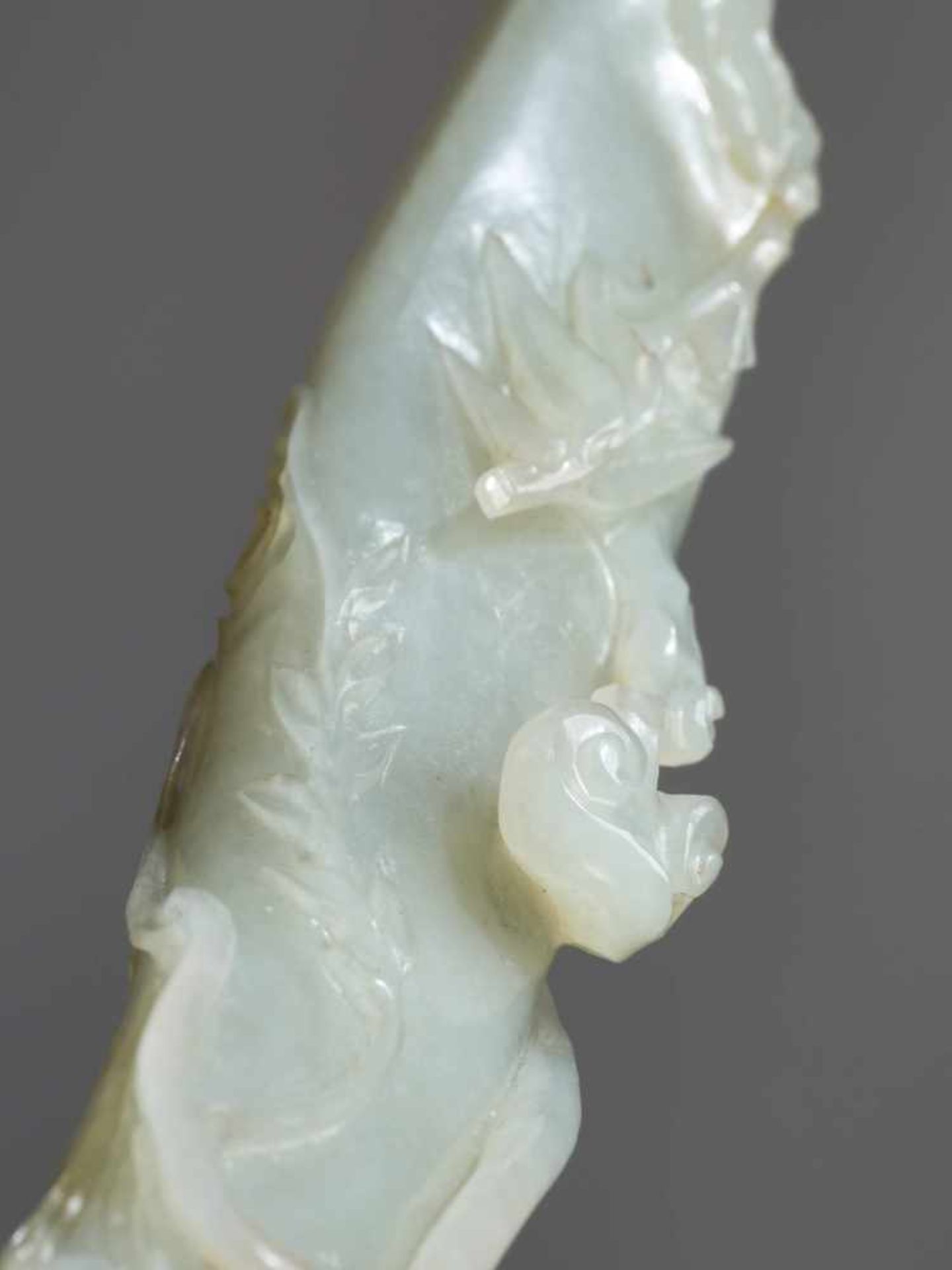 A KANGXI PERIOD CELADON AND RUSSET JADE RUYI SCEPTER Celadon jade of even color with russet - Image 3 of 9