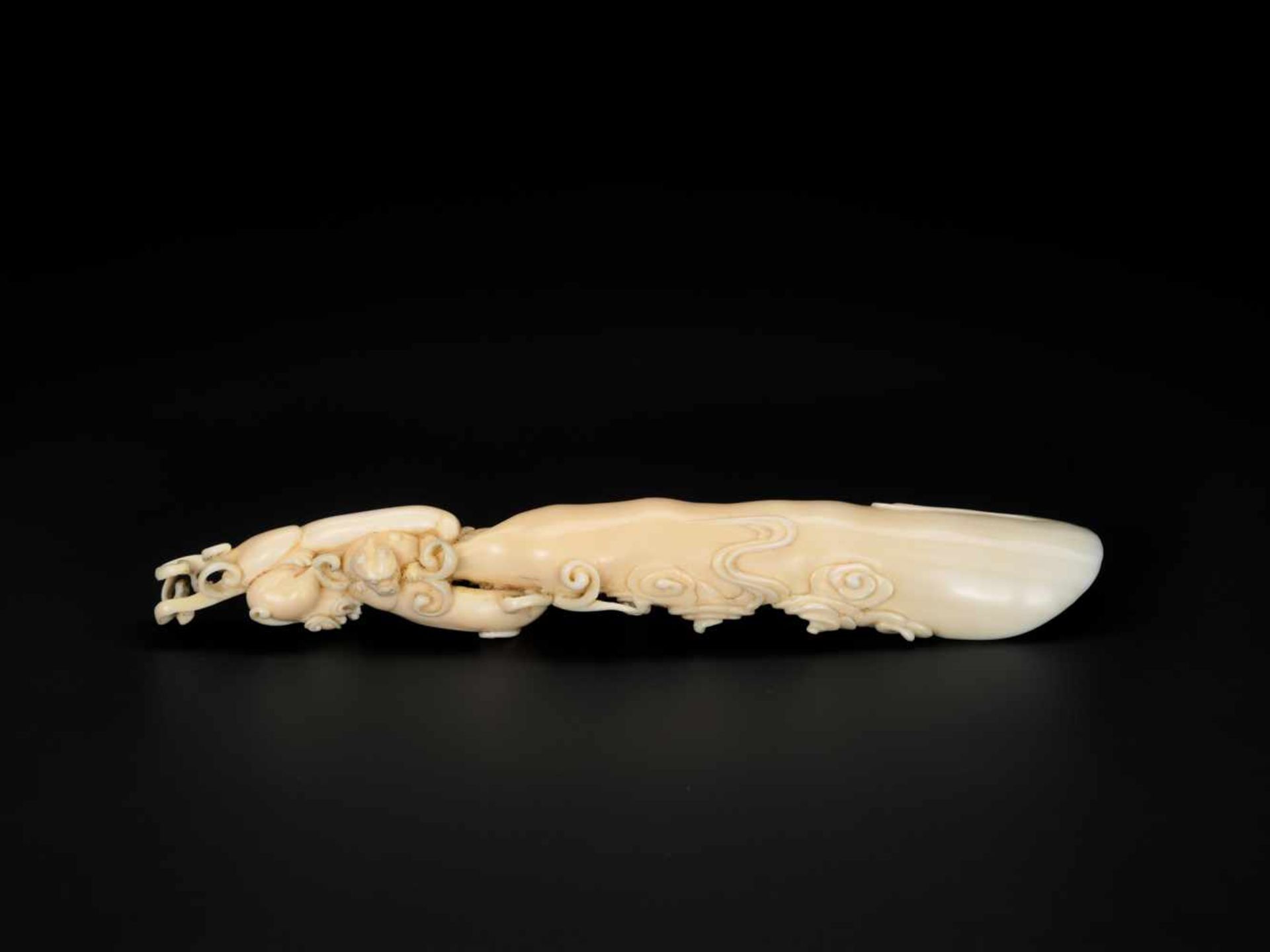 AN 18TH CENTURY IVORY RAFT-FORM POURING VESSEL WITH CHILONG Ivory China, 18th centuryThis masterly - Bild 3 aus 9