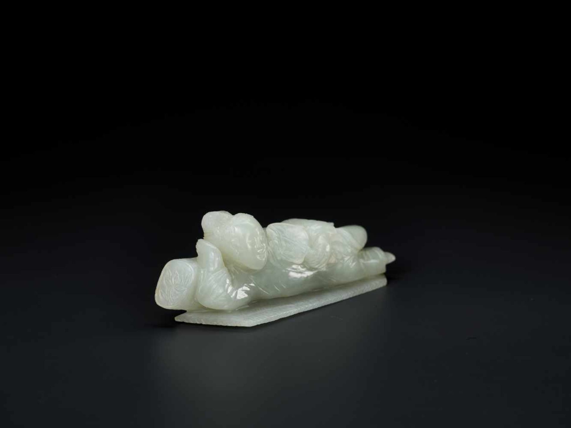 AN 18TH CENTURY CELADON JADE CARVING OF A RECLINING LADY Celadon Jade of an even color with very few - Image 6 of 7