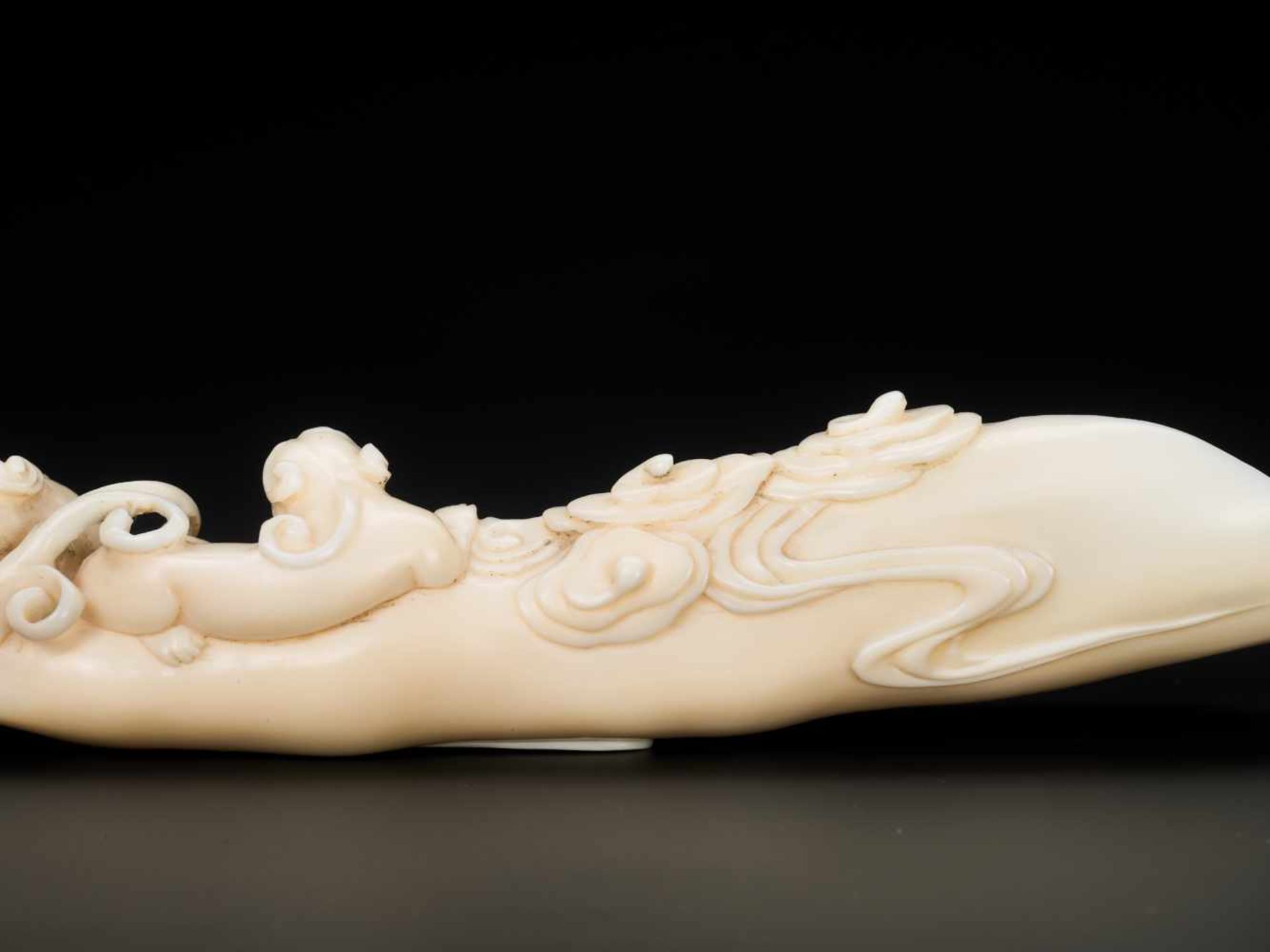 AN 18TH CENTURY IVORY RAFT-FORM POURING VESSEL WITH CHILONG Ivory China, 18th centuryThis masterly - Bild 7 aus 9