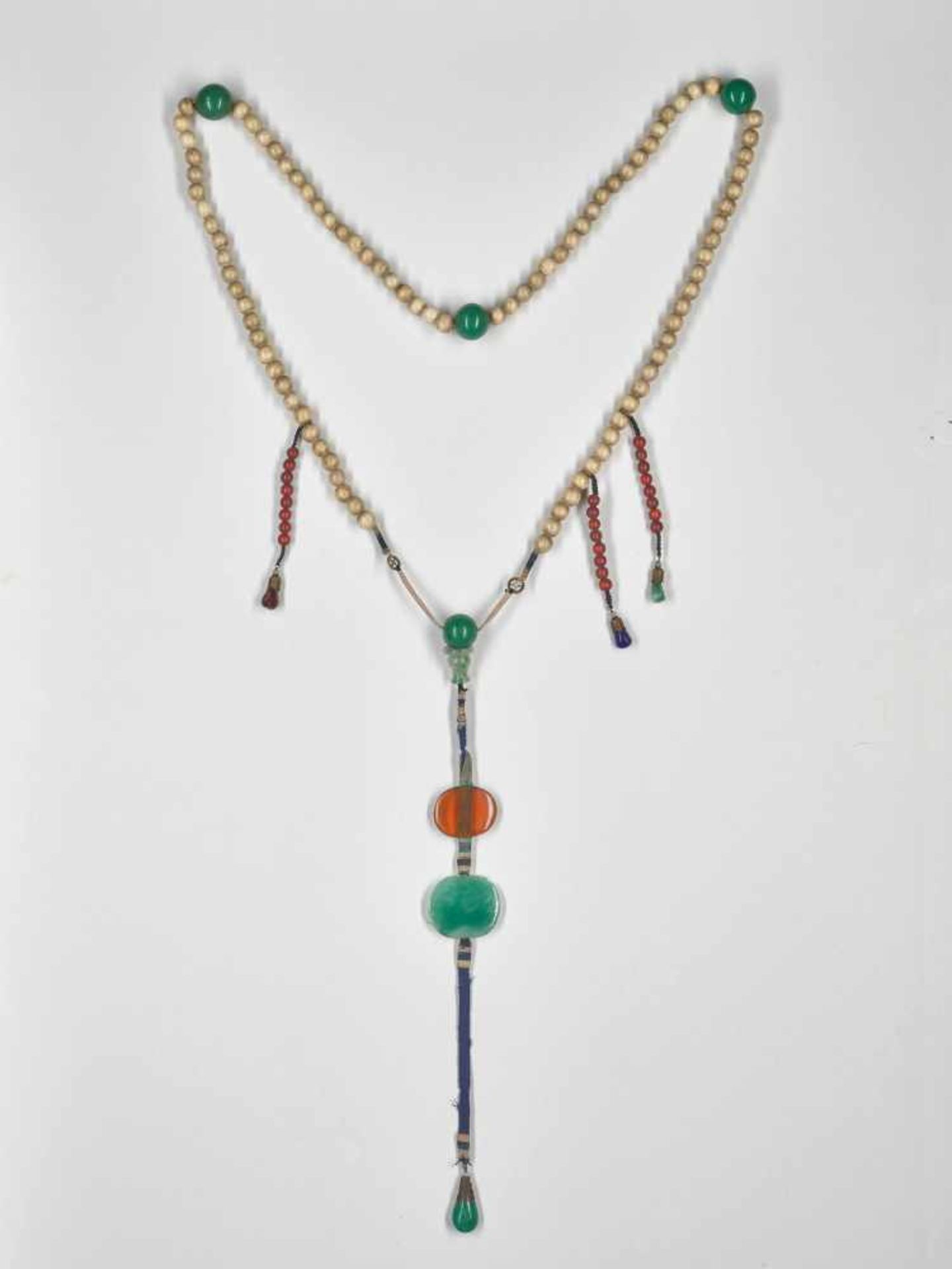 A GLASS AND ANTLER BEAD COURT NECKLACE, QING DYNASTY Beads of carved and partially stained antler - Image 2 of 5