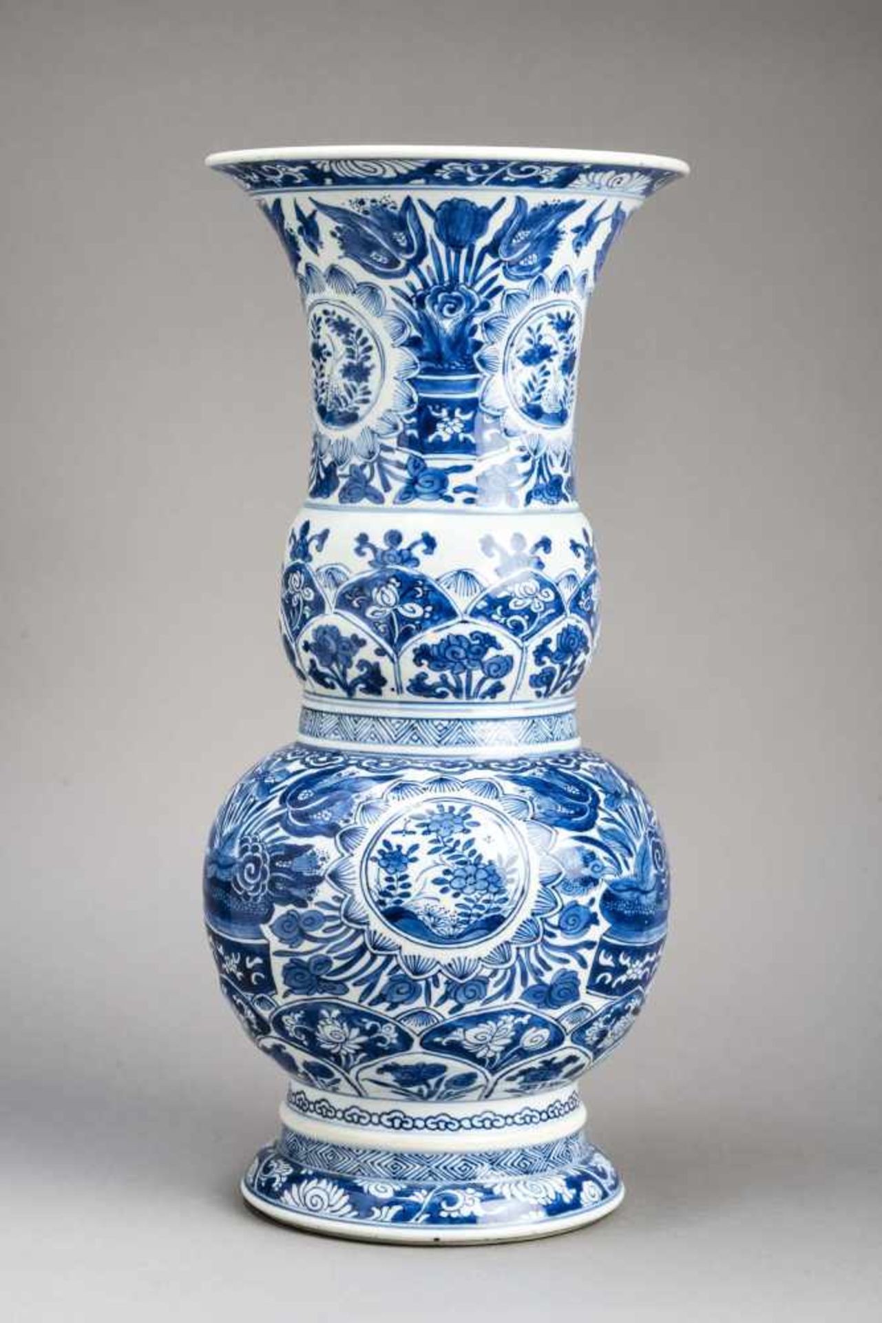 A KANGXI PERIOD BLUE AND WHITE MOULDED ‘YEN YEN’ BALUSTER VASE Porcelain with white glaze and - Image 2 of 9