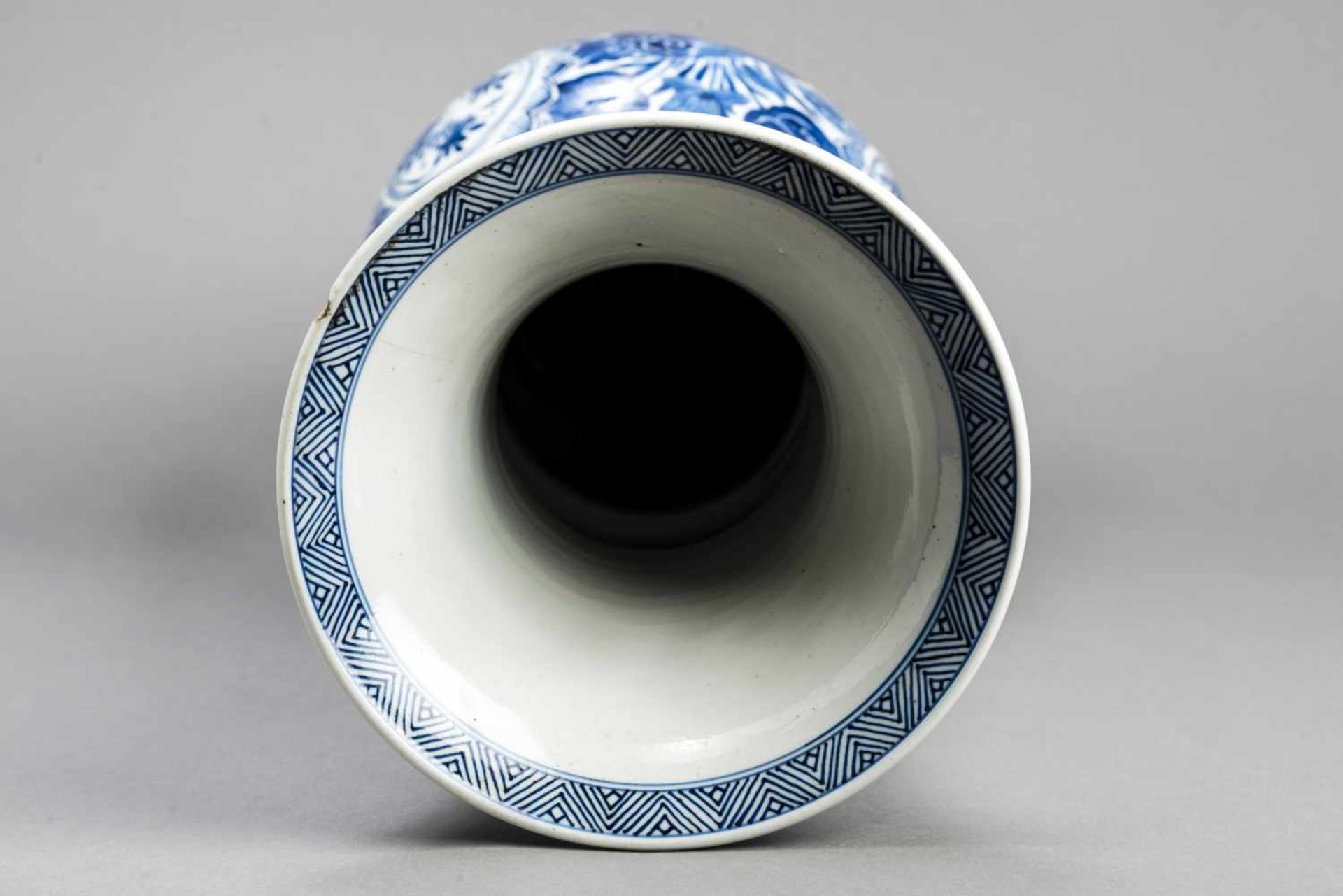 A KANGXI PERIOD BLUE AND WHITE MOULDED ‘YEN YEN’ BALUSTER VASE Porcelain with white glaze and - Image 5 of 9