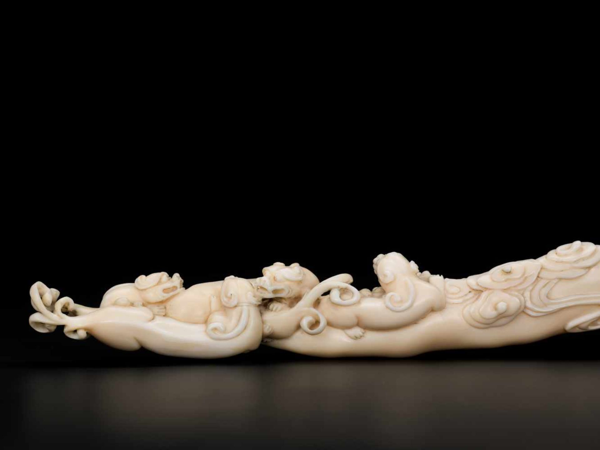 AN 18TH CENTURY IVORY RAFT-FORM POURING VESSEL WITH CHILONG Ivory China, 18th centuryThis masterly - Bild 5 aus 9