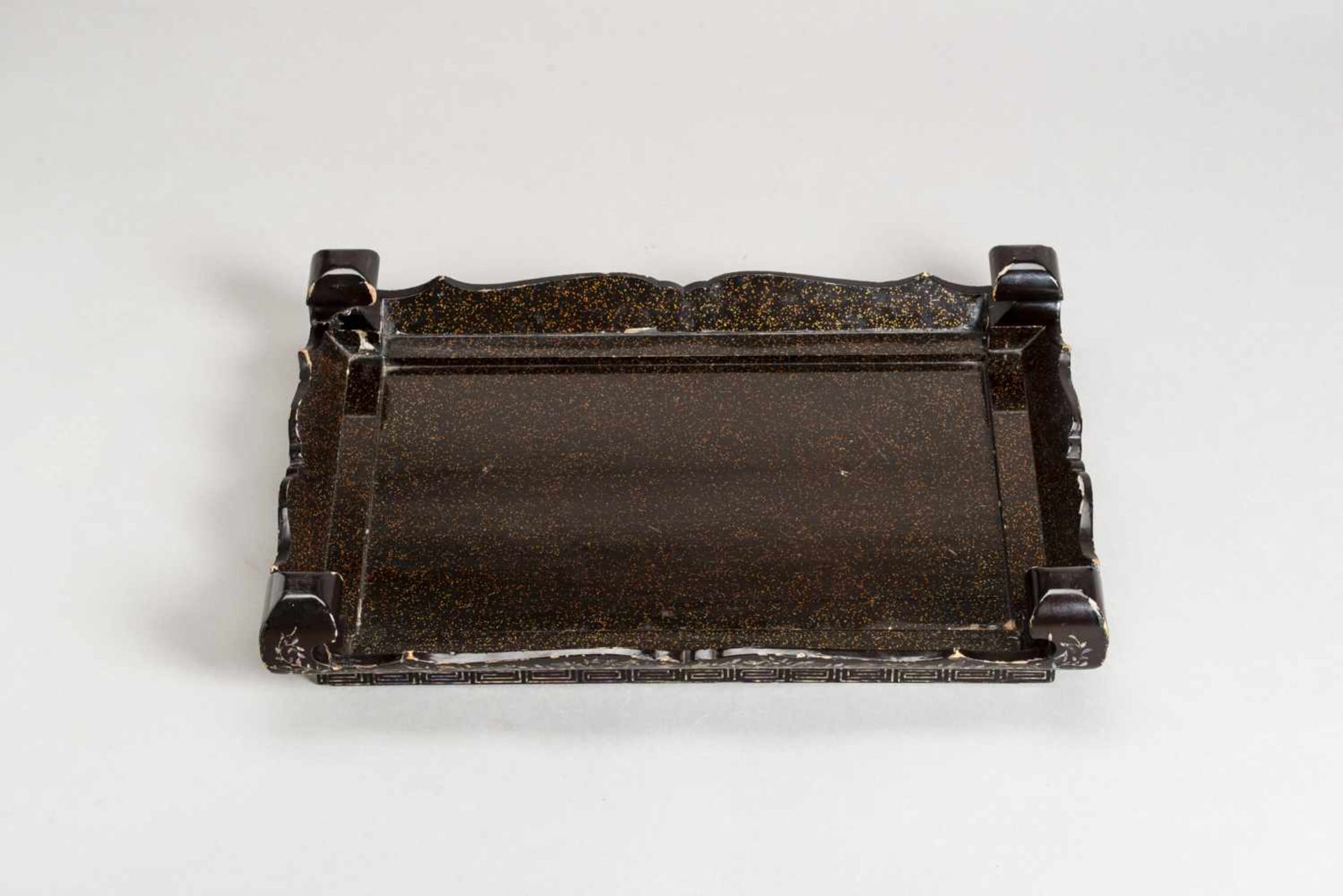 A MOTHER-OF-PEARL AND LACQUER INCENSE STAND, KANGXI Wood with black lacquer coating and inlaid - Bild 4 aus 7