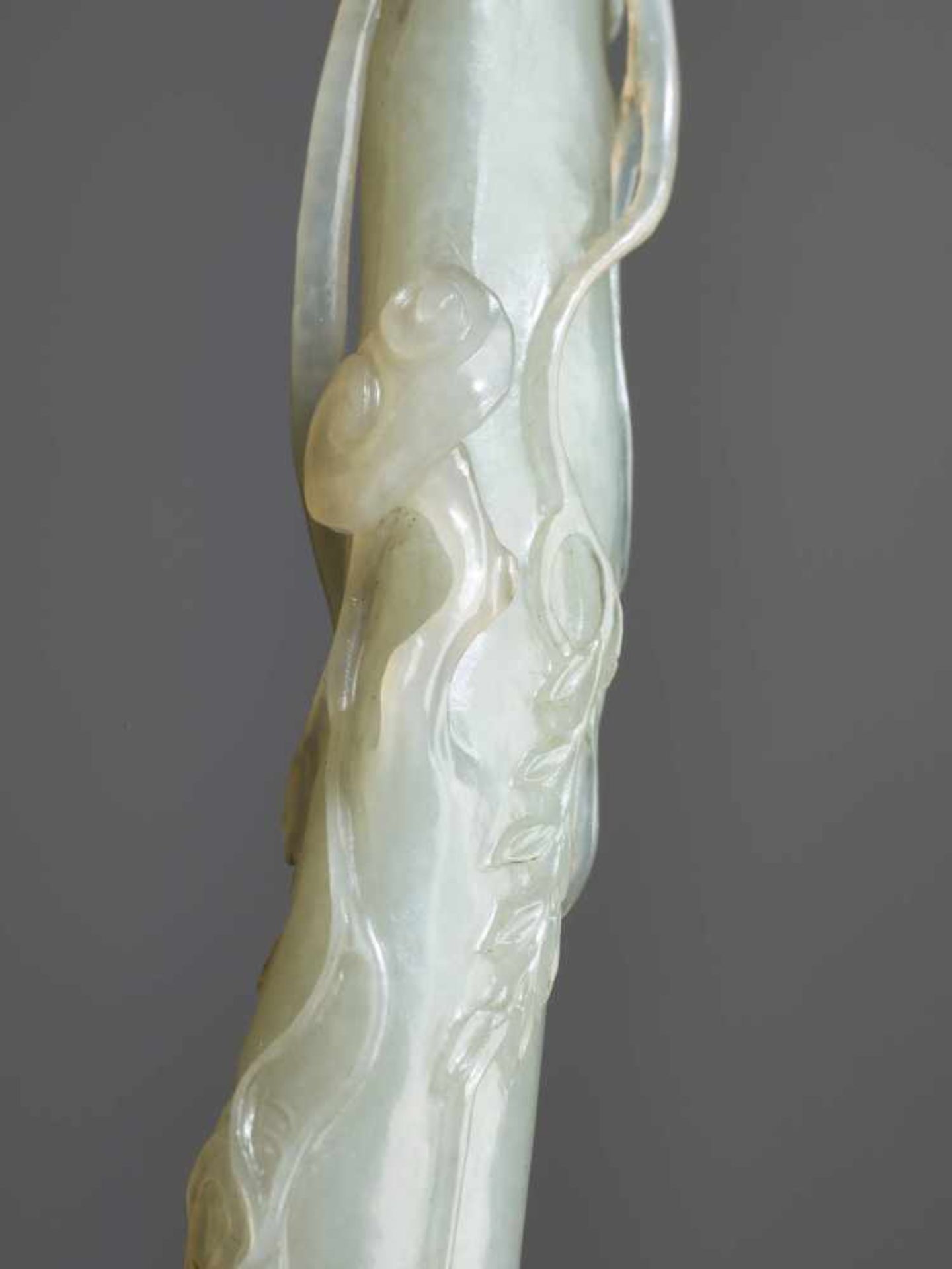 A KANGXI PERIOD CELADON AND RUSSET JADE RUYI SCEPTER Celadon jade of even color with russet - Image 9 of 9