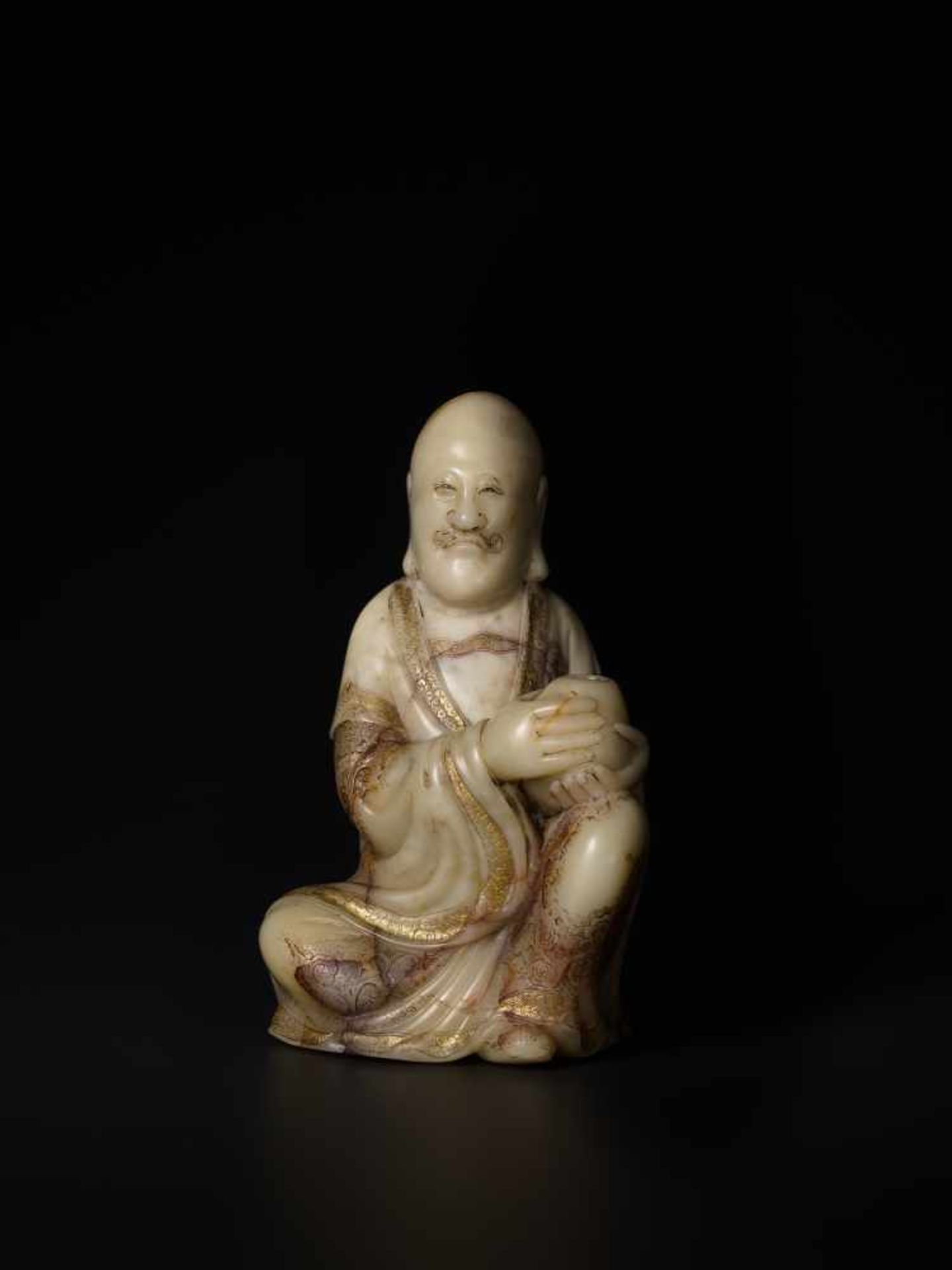 A FINE 17th / 18th CENTURY SOAPSTONE FIGURE OF A LUOHAN Soapstone of a creamy-beige color with - Bild 2 aus 7